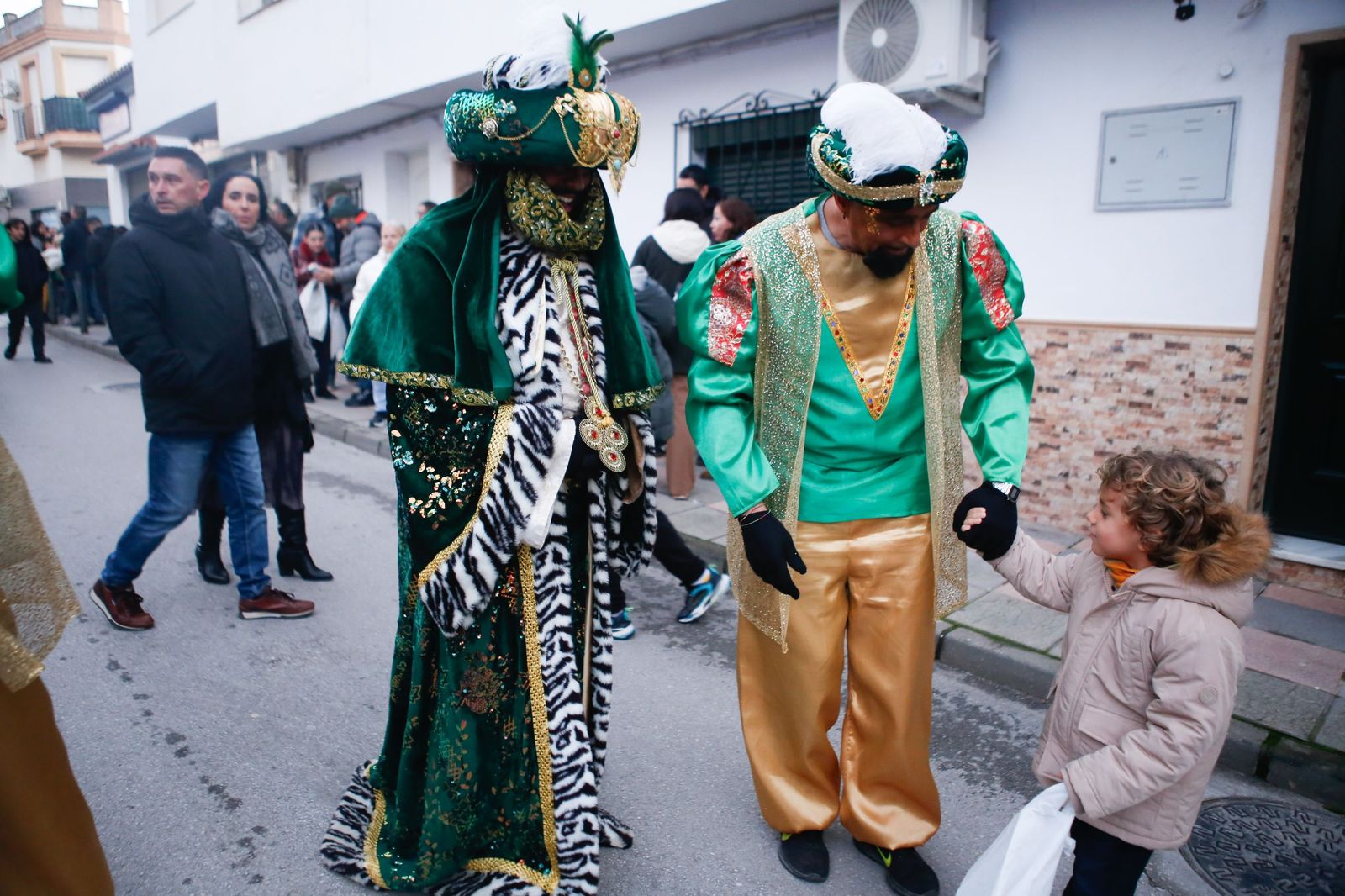 Búscate en las fotos de la cabalgata de Reyes Magos 2026 en Los Barrios