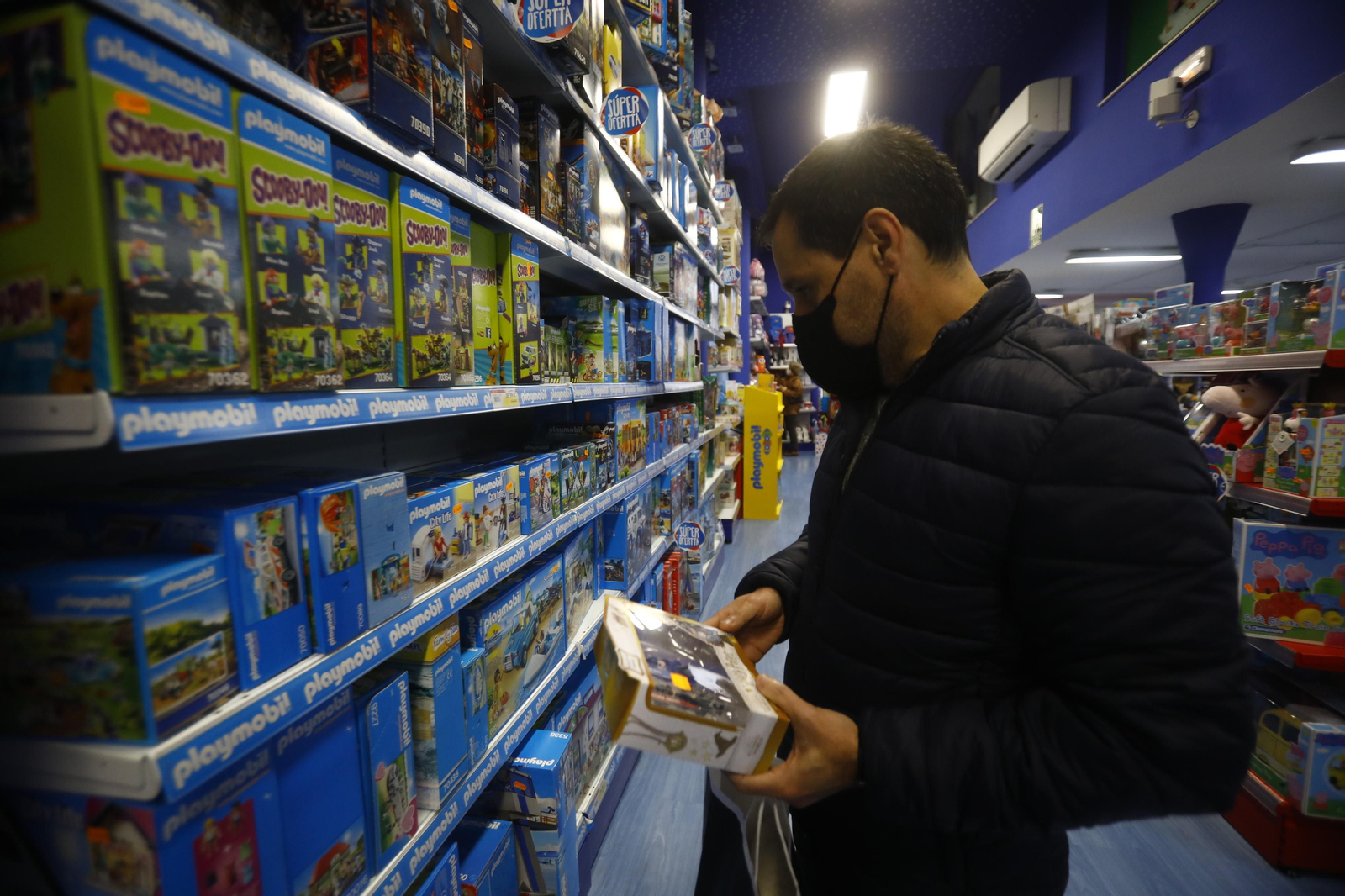 Los últimos días para comprar los regalos de Reyes, en fotografías