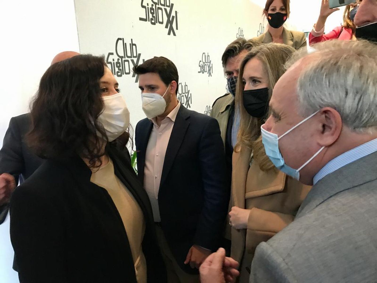 Isabel Díaz Ayuso habla con Fernando Martínez de Irujo en el Club Siglo XXI de Madrid.