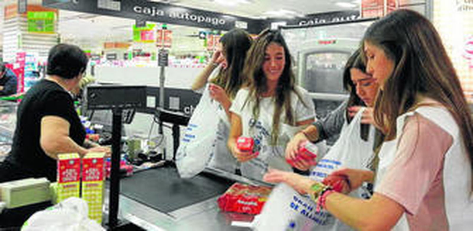 Voluntarias ayudan a organizar una compra para donar.