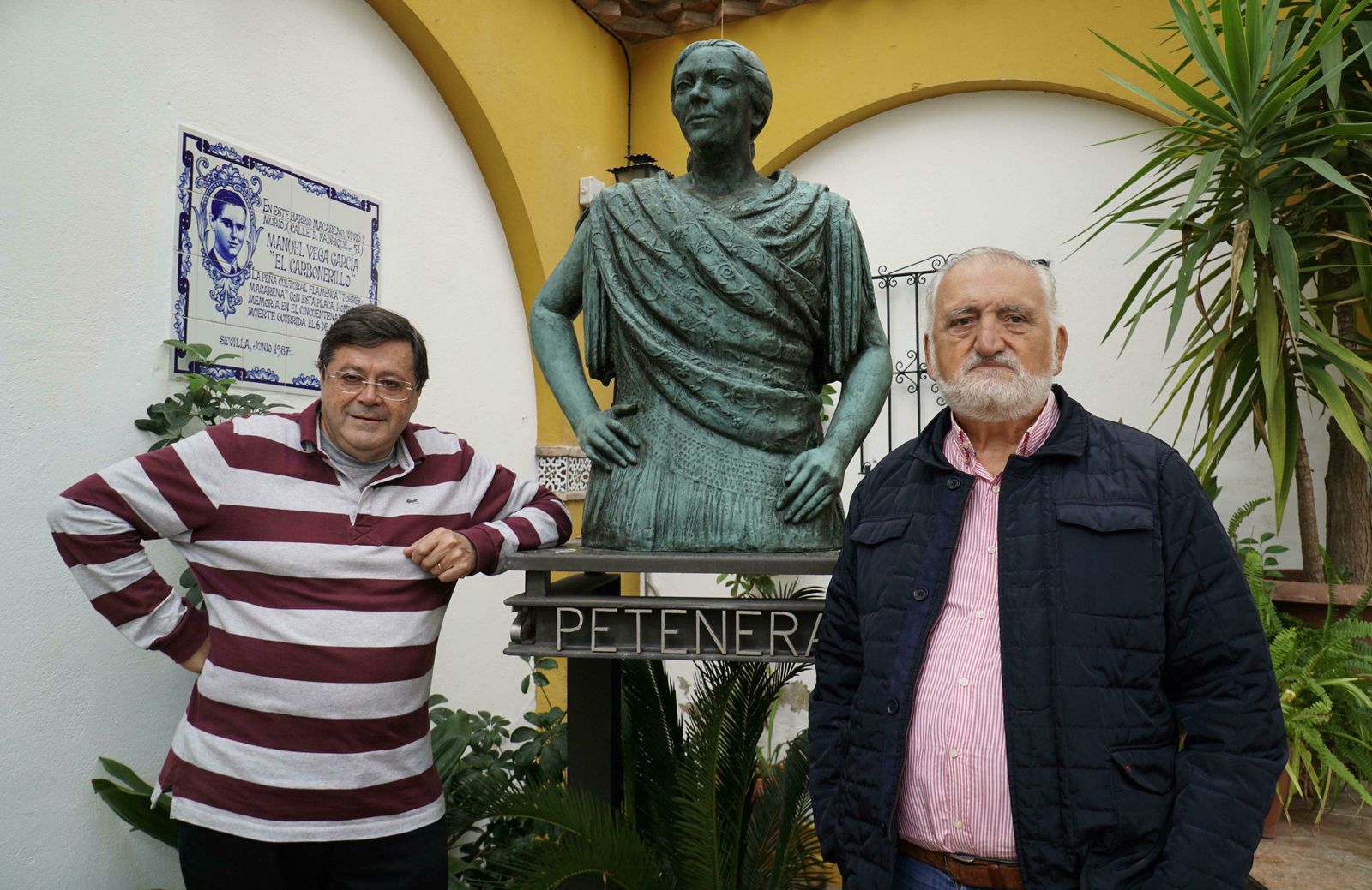 Jerónimo Roldán, presidente de la Peña (derecha) y Miguel Camacho, junto a la estatua de la Niña de los Peines en la Peña Torres Macarena.