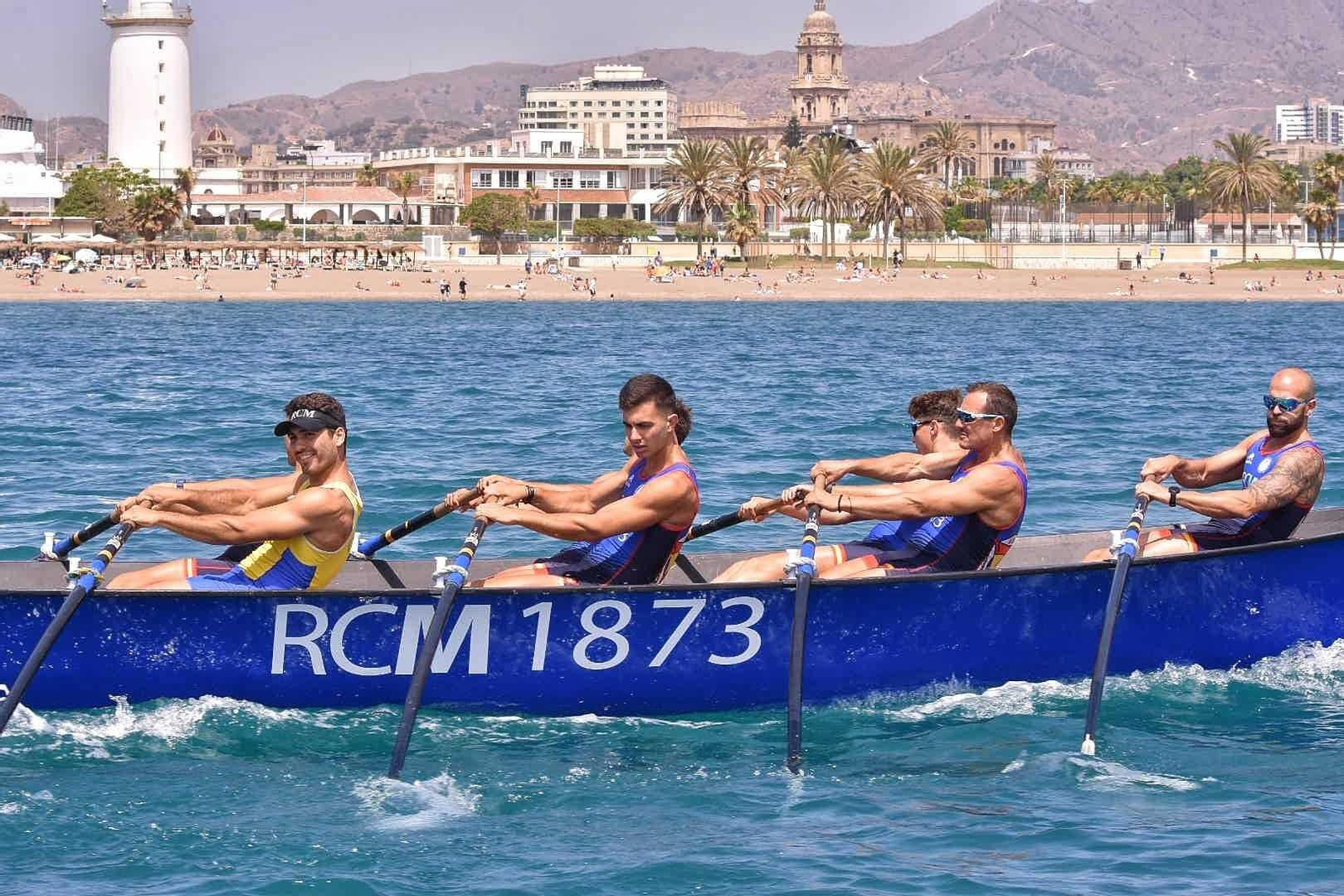 Los remeros, con Málaga de fondo.