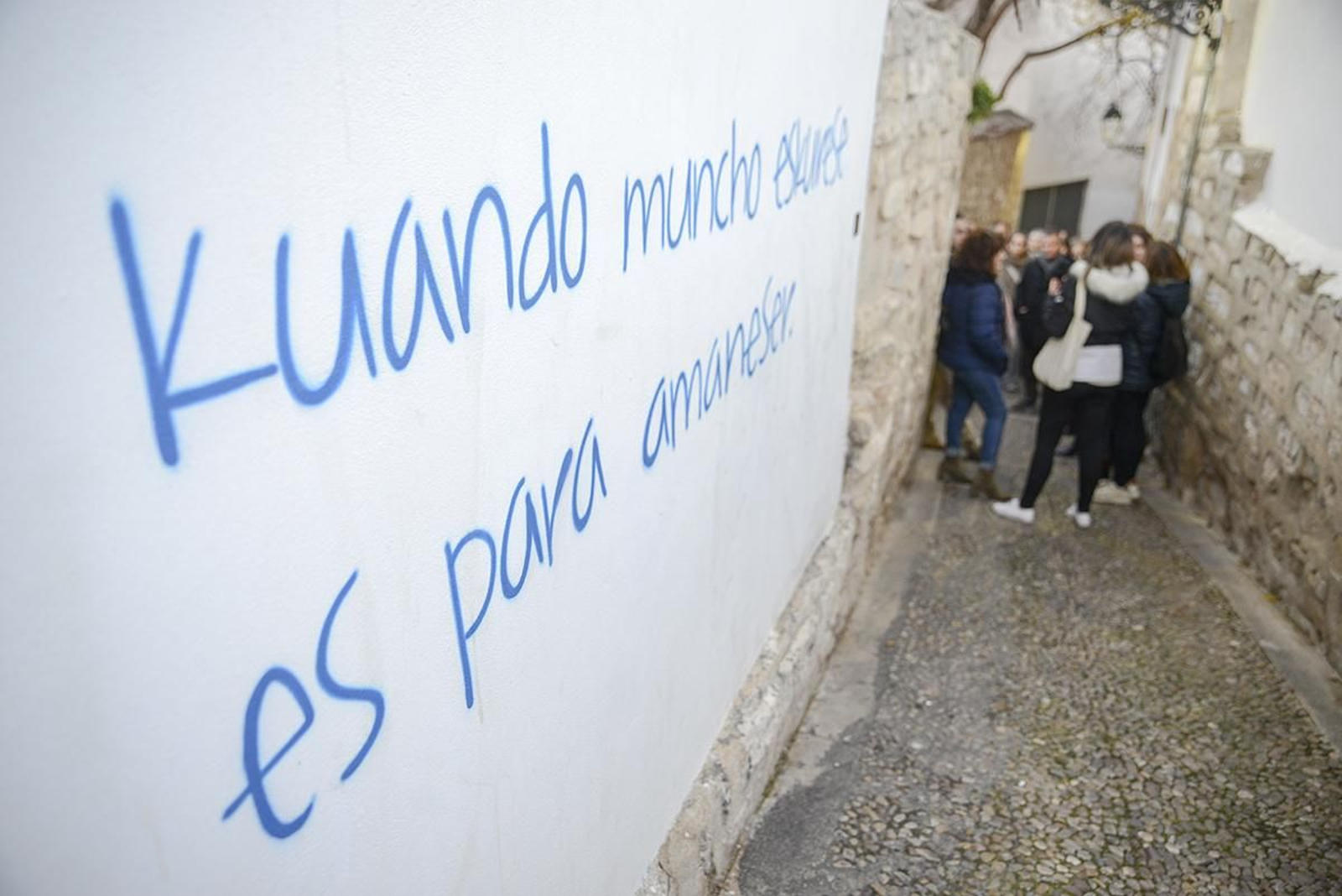 En el recorrido hay varias frases escritas en la pared, como la que reza "Kuando muncho escurece es para amaneser". Foto: Peragón.