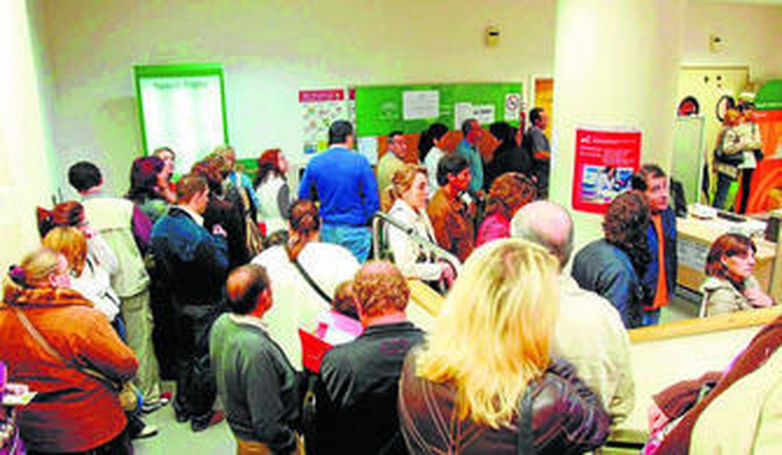 Numerosas personas aguardan para hacer gestiones en una oficina de empleo, en una imagen de archivo.