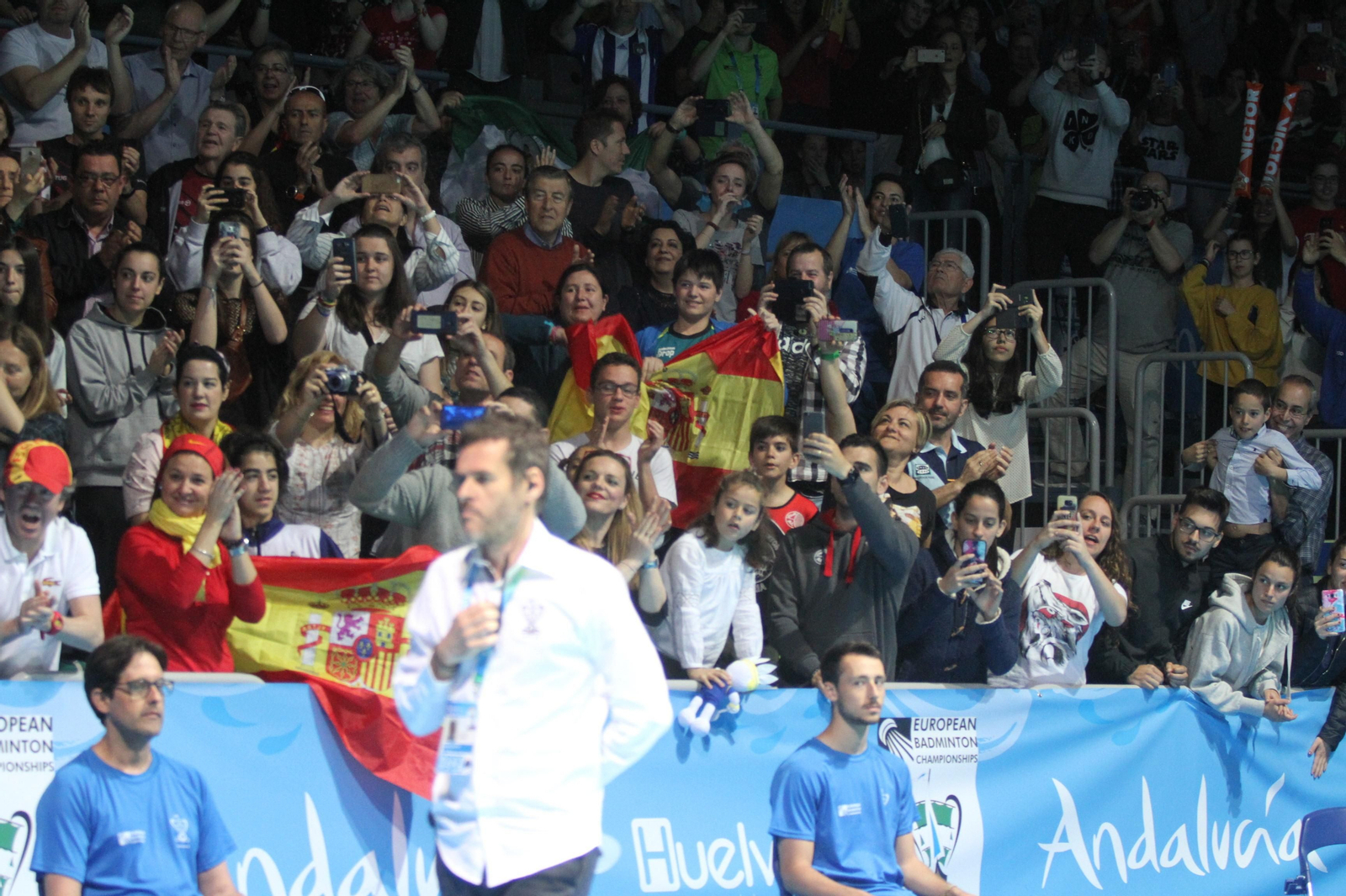 Las gradas del pabellón Carolina Marín se llenaron para ver ganar el oro a la onubense.