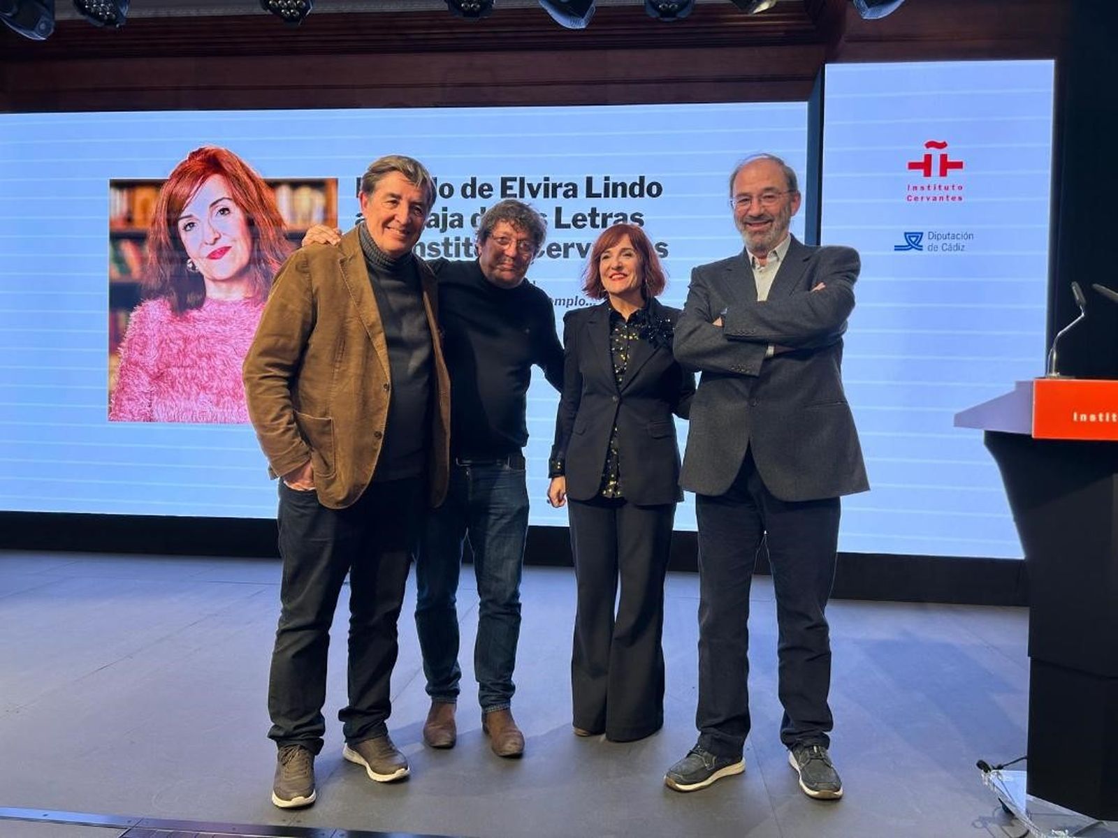 Luis García Montero, Pedro Ingelmo, Elvira Lindo y Fernando Santiago, durante la presentación del documental ‘Elvira Lindo, por ejemplo, un ejemplo...’, en el Instituto Cervantes, en Madrid.