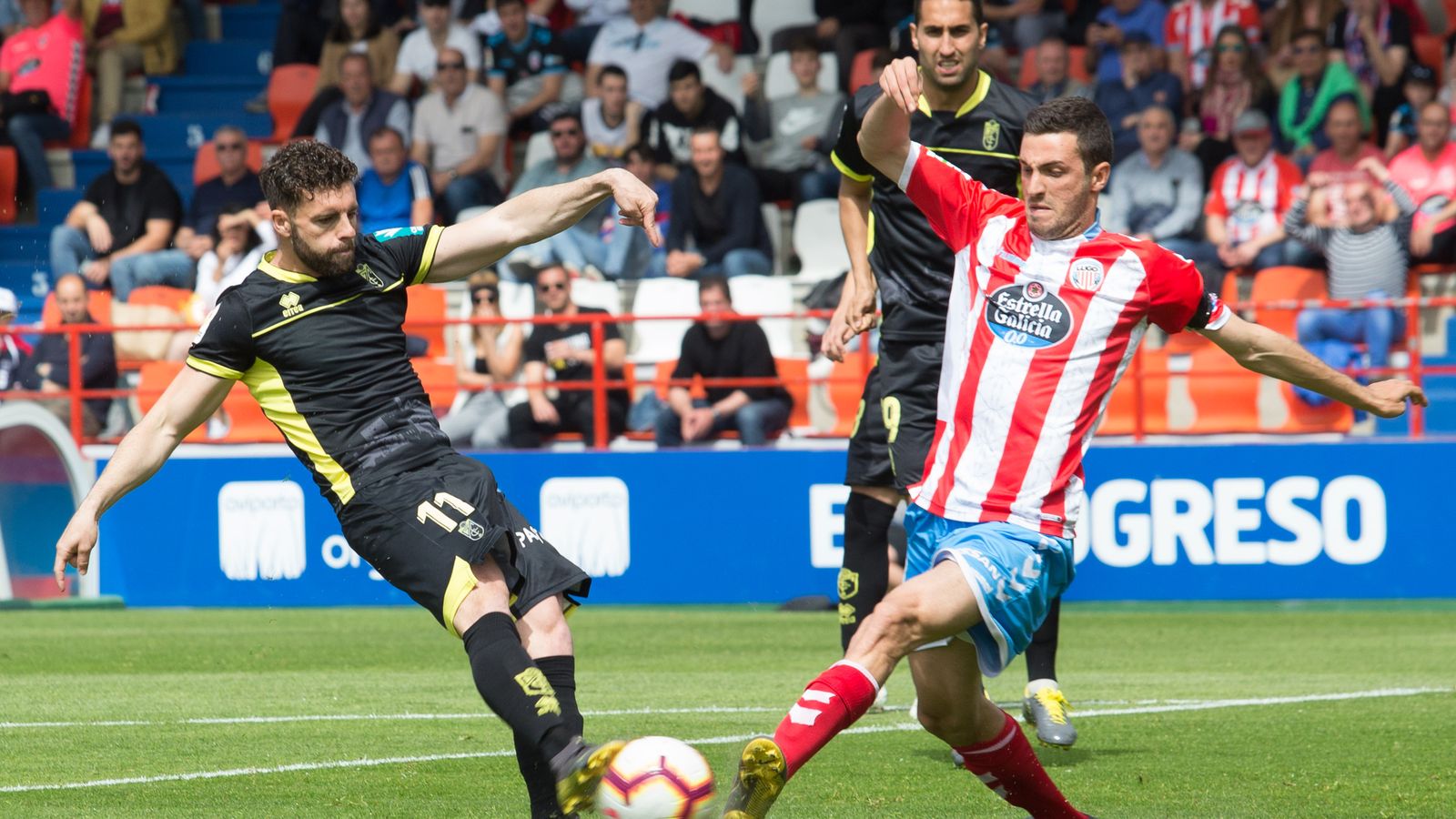 Rodri intenta rematar ante la oposición de un lucense.