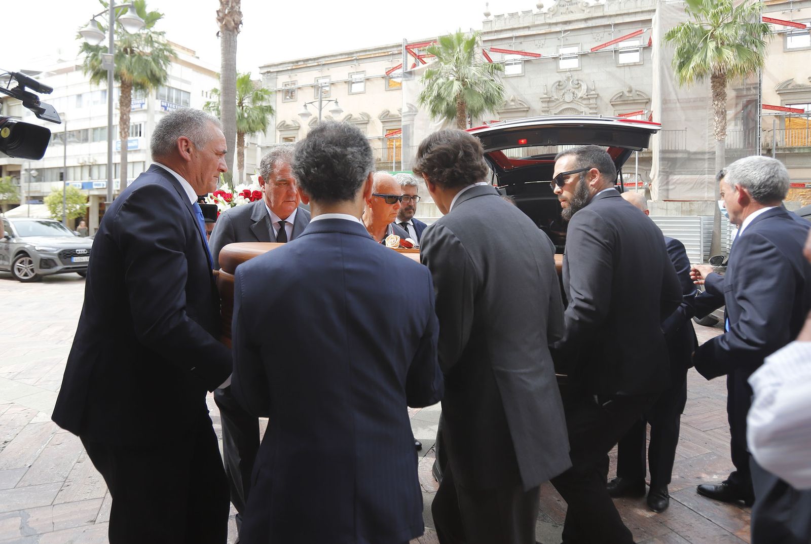 Llegada del féretro de Miguel Baez Litria la Capilla Ardiente de Huelva
