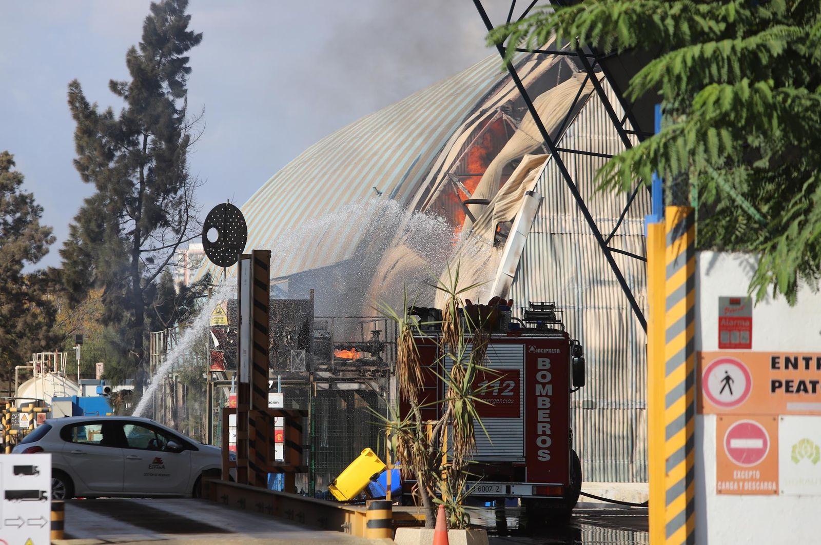 Imágenes del incendio en las instalaciones de Hierros España
