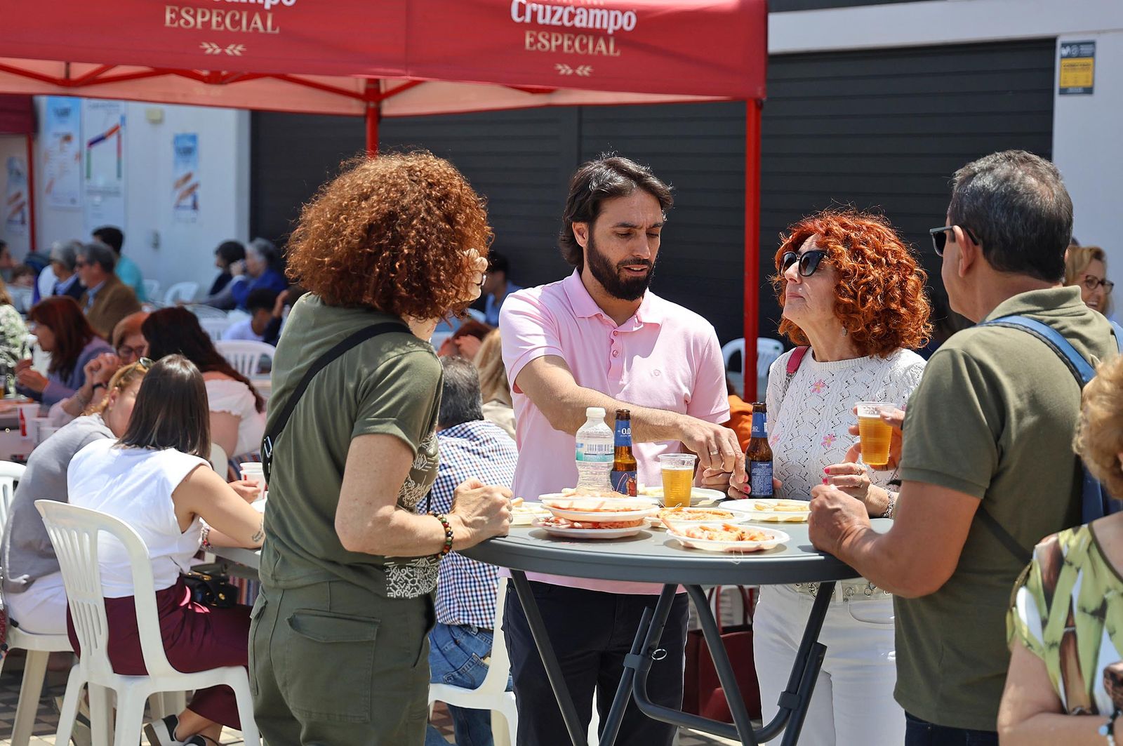 Imágenes del ambiente en la Feria de la Gamba y el Marisco de Huelva