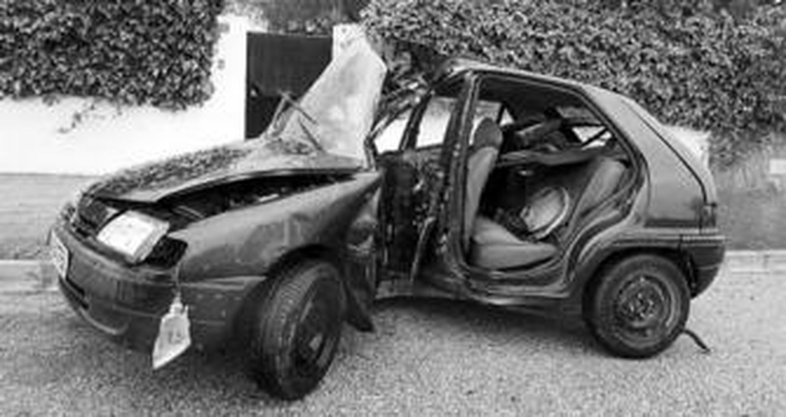 Aspecto en el que quedó uno de los vehículos implicados en el accidente en la urbanización El Águila.