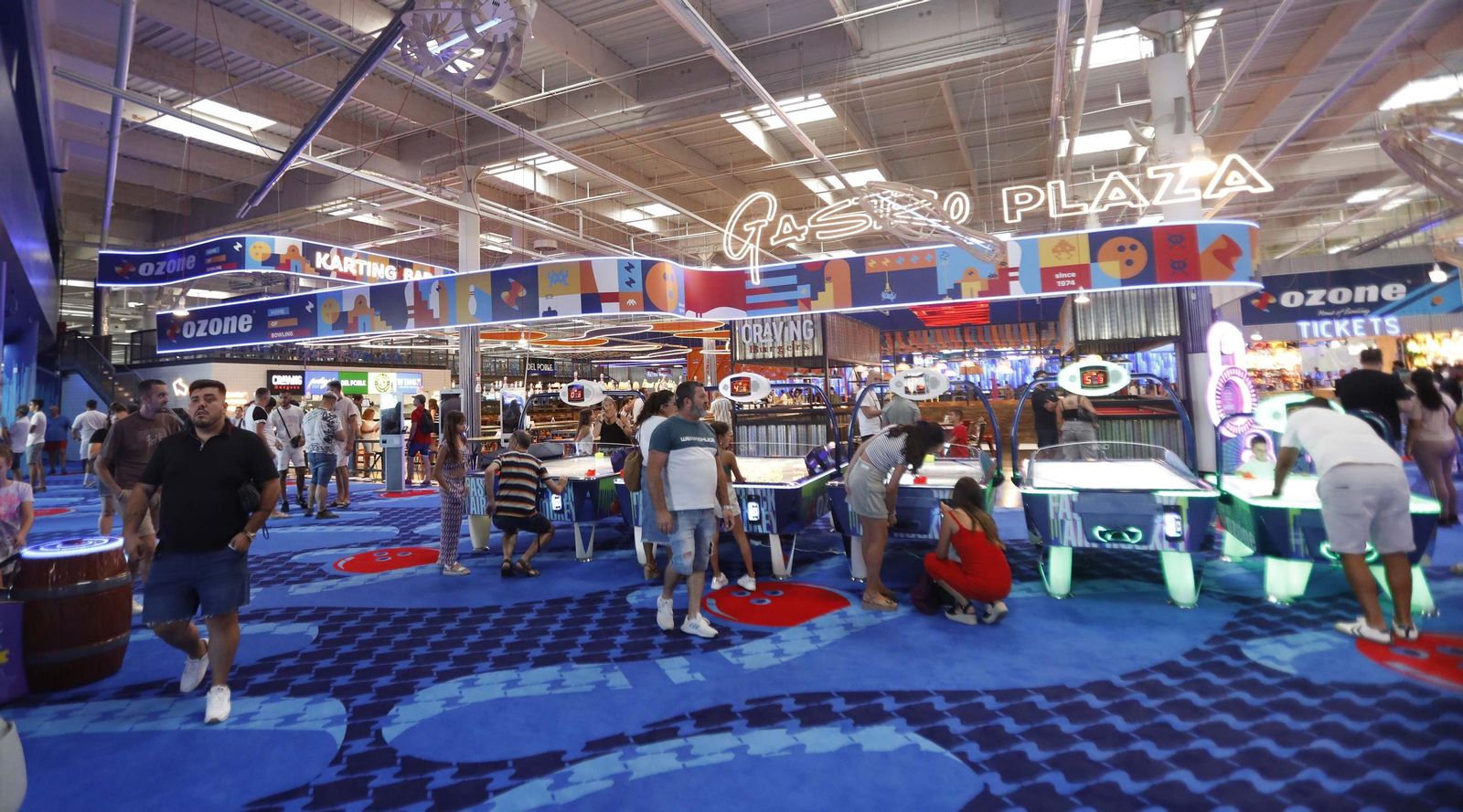 Las fotos de la inauguración del centro de ocio Ozone Bowling en Palmones