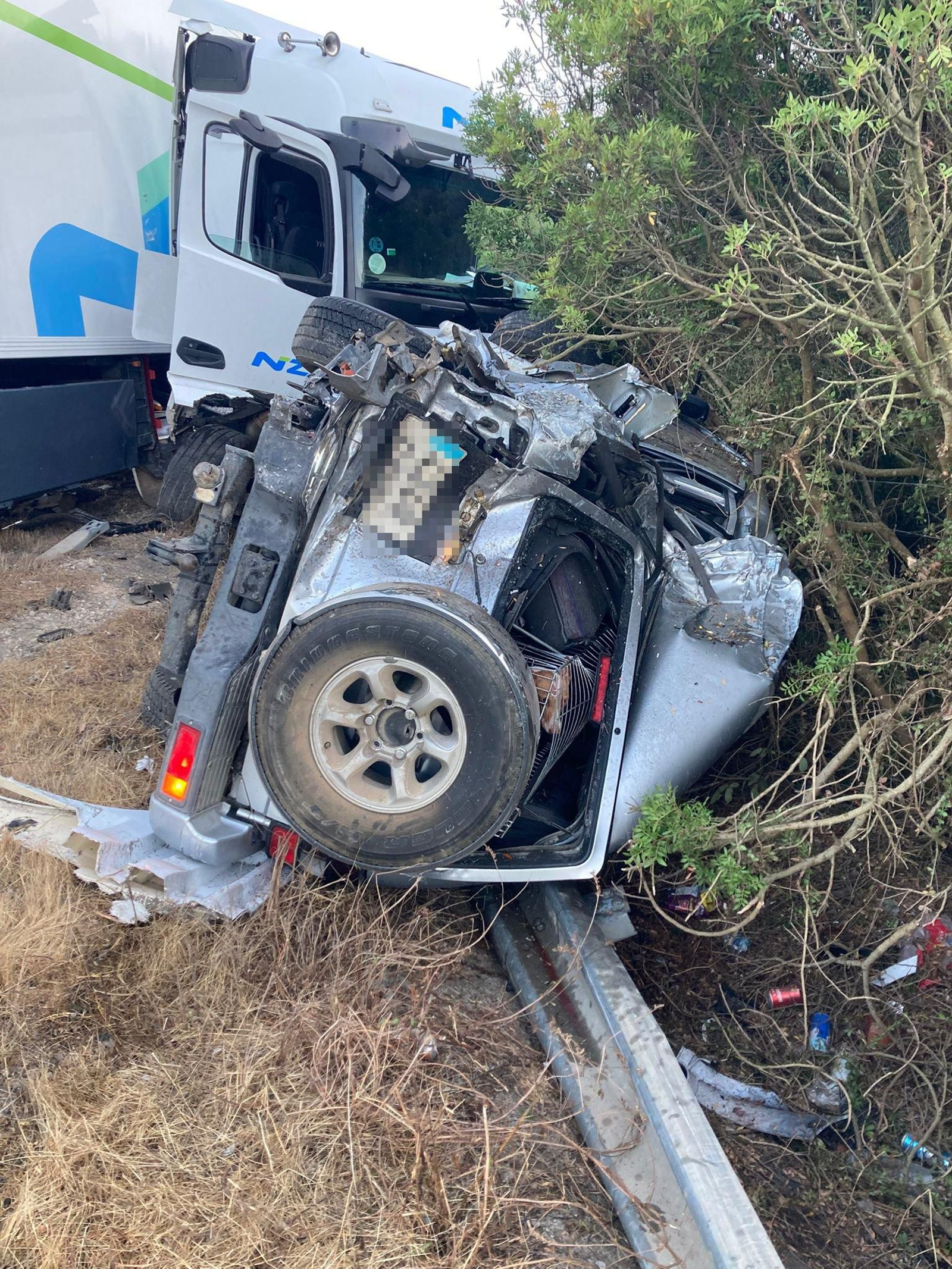 Así quedó el todoterreno arrollado por un camión en la cuneta de la A-381 en Los Barrios