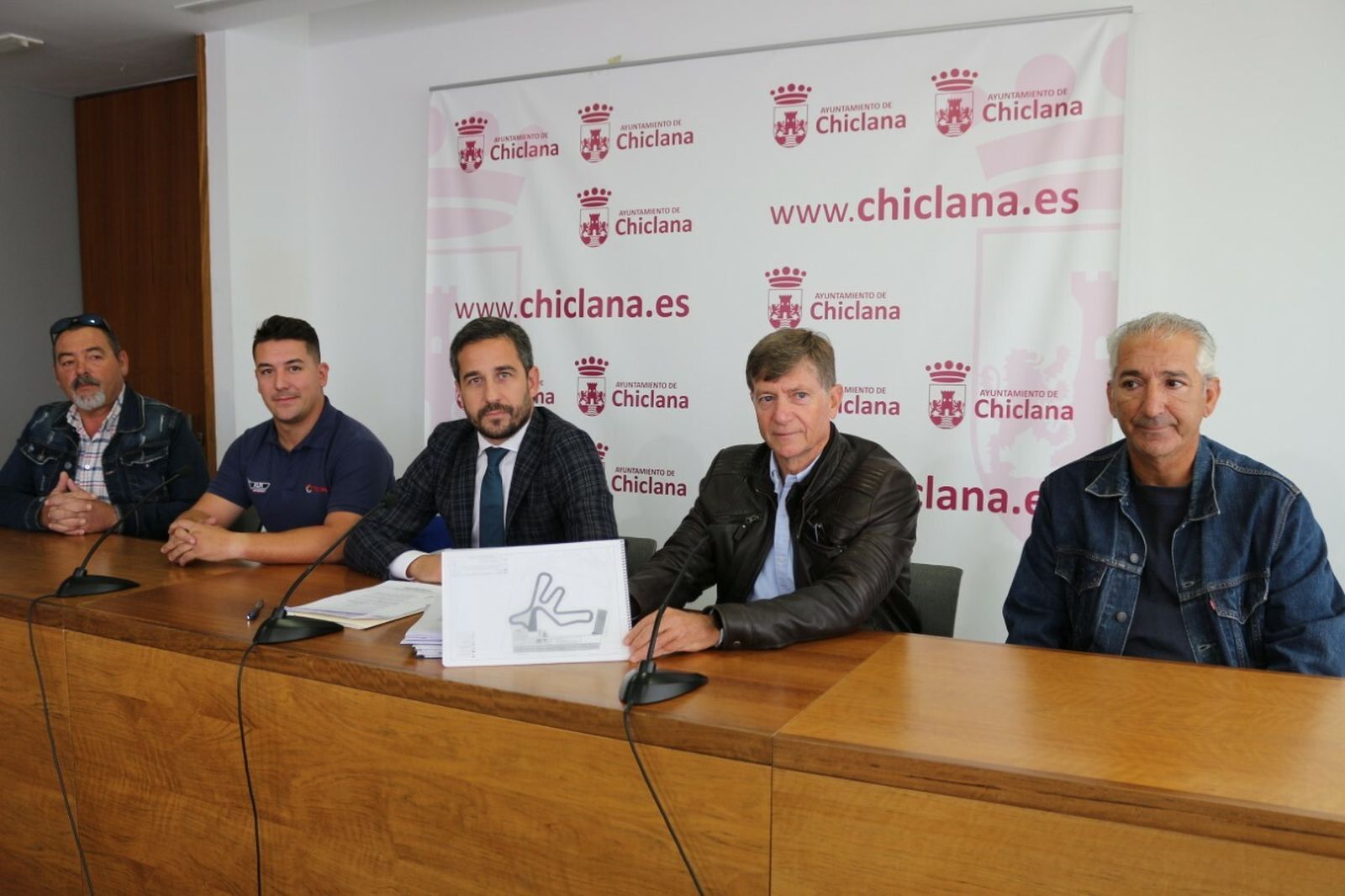El delegado José Manuel Vera, en el centro, con representantes del Moto Club Chiclanero y Moto Rebufo.