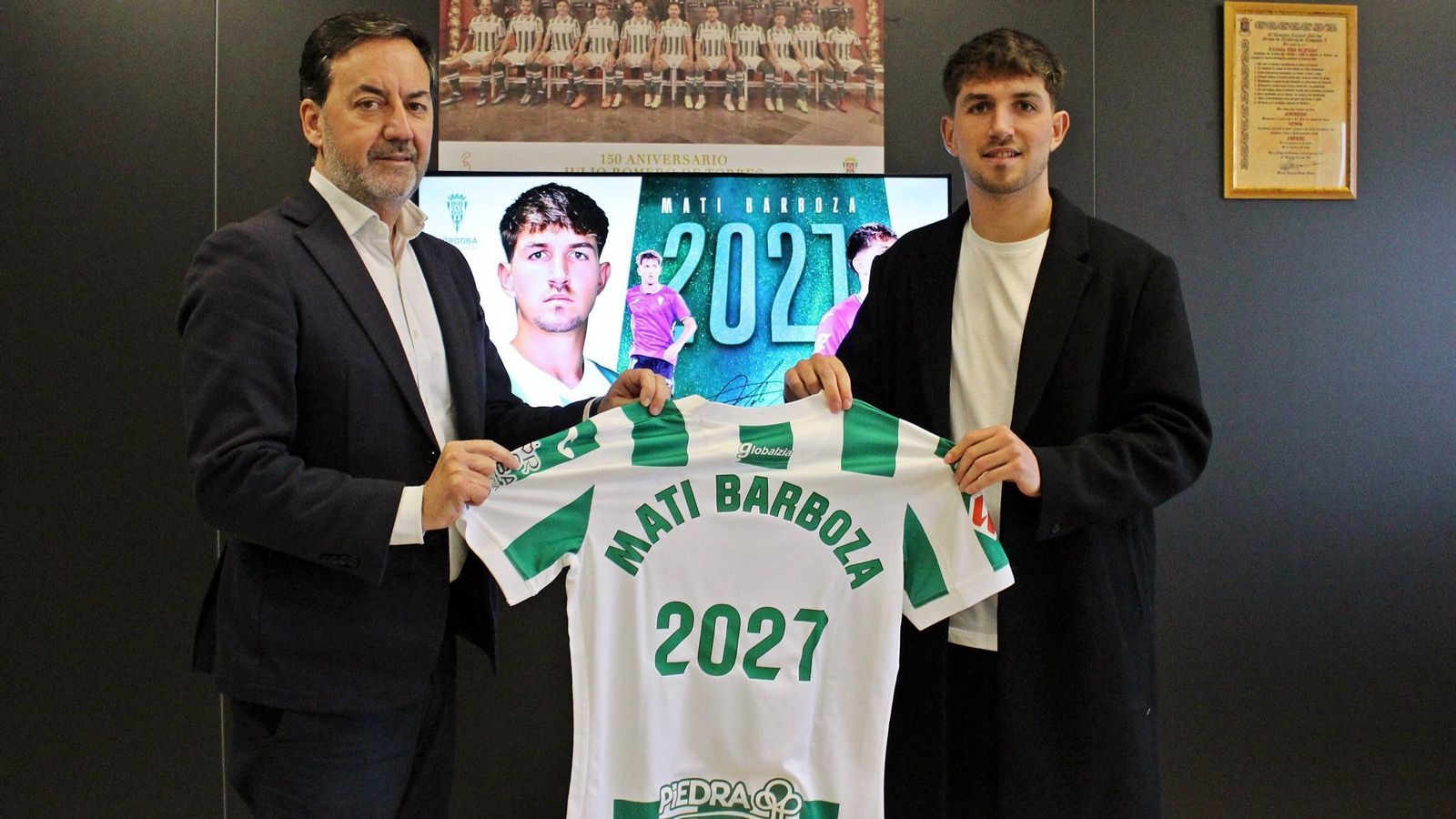 Mati Barboza, junto al CEO del Córdoba CF, Antonio Fernández Monterrubio, en el acto de su renovación.