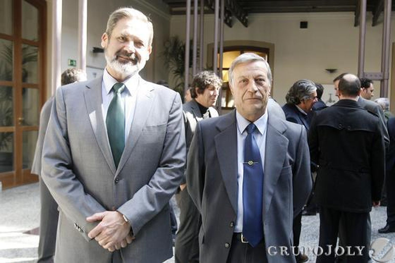 Vicente Pablo Ortells, delegado de Defensa en Cádiz, y el comandante jefe de personal de la Guardia Civil de Cádiz, Antonio Criado.

Foto: Julio Gonzalez-Joaquin Pino-Jose Braza