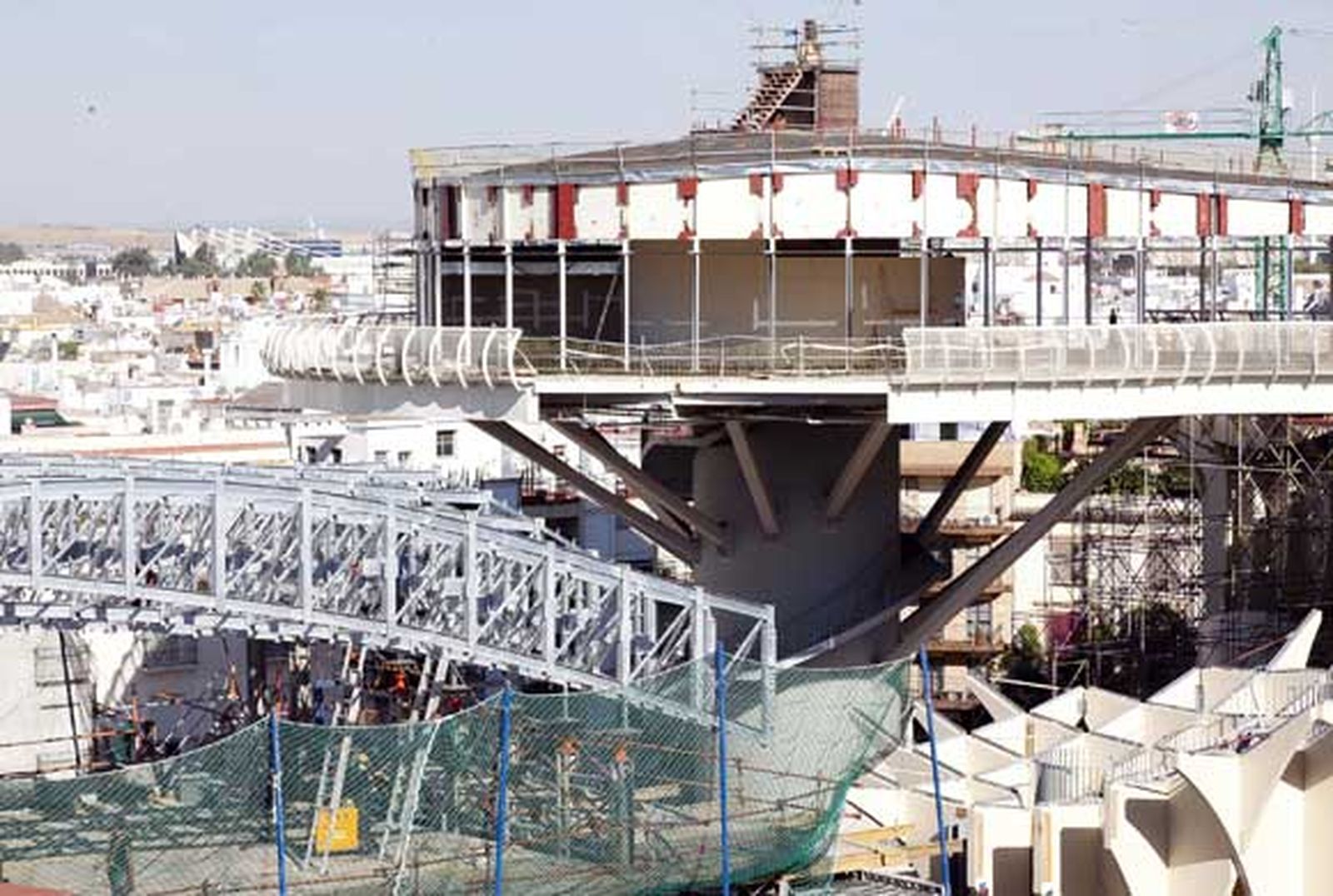 Monteseirín viaja a Alemania para presionar por el final de los parasoles