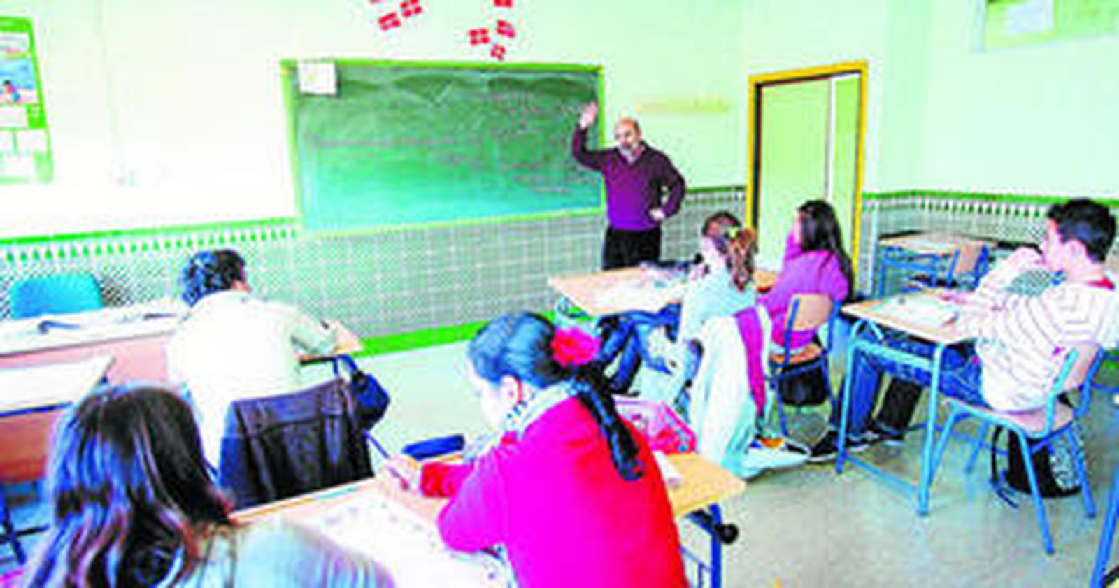 Un profesor imparte su asignatura en un instituto de Málaga.