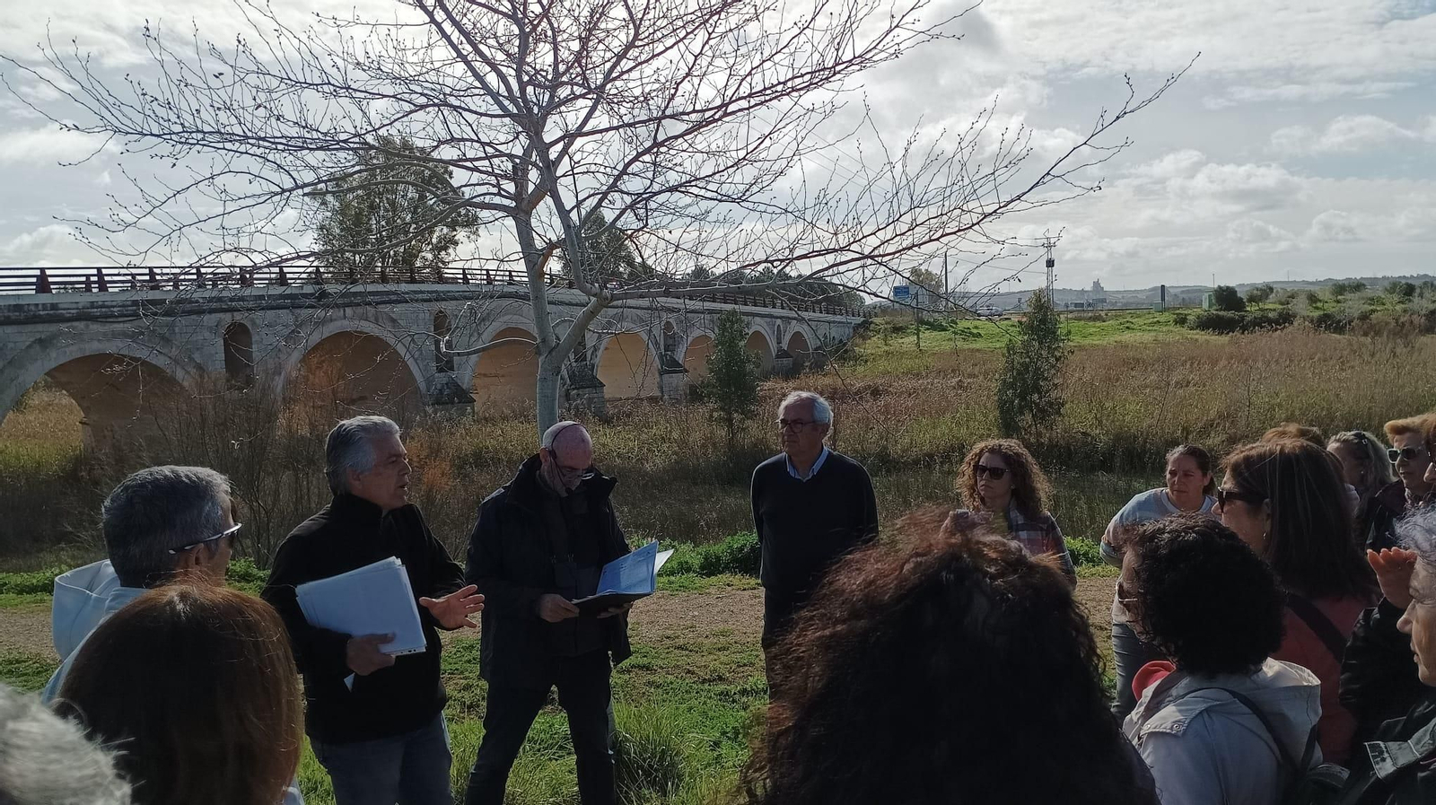 Multitudinaria visita guiada al puente de Cartuja en Jerez