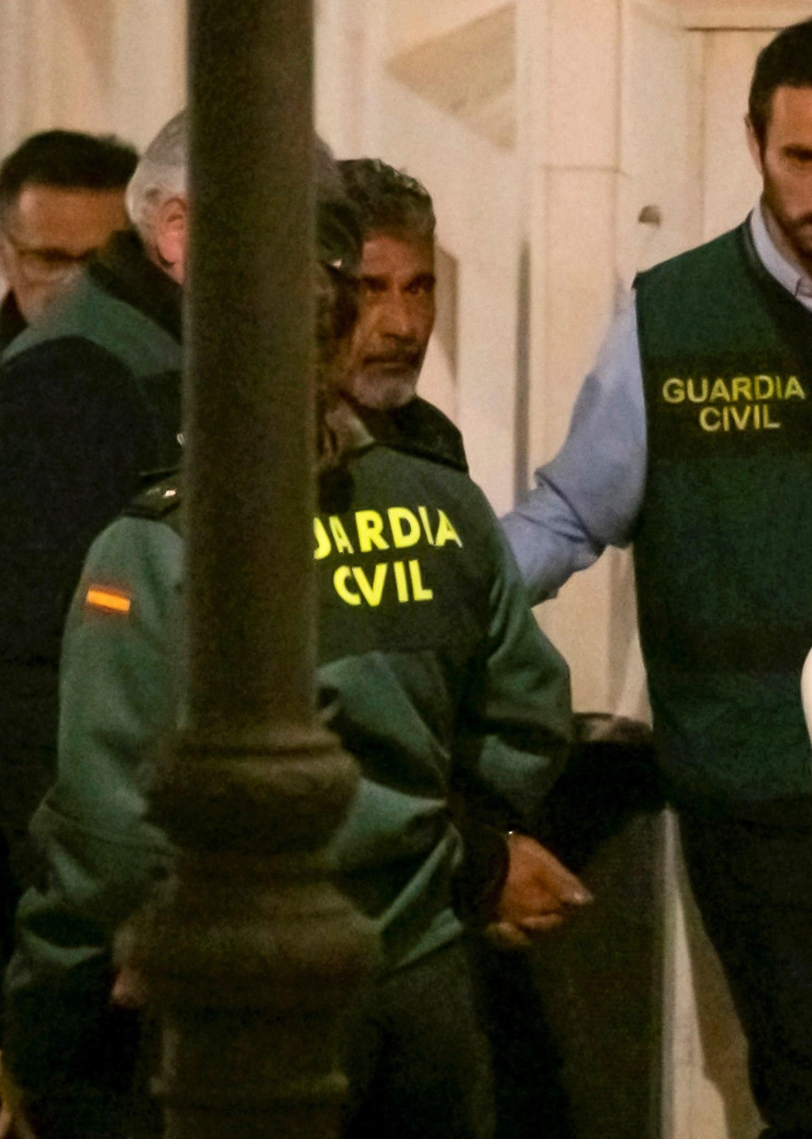 Entrada de Bernardo Montoya a la sede de los juzgados de Valverde tras ser detenido.