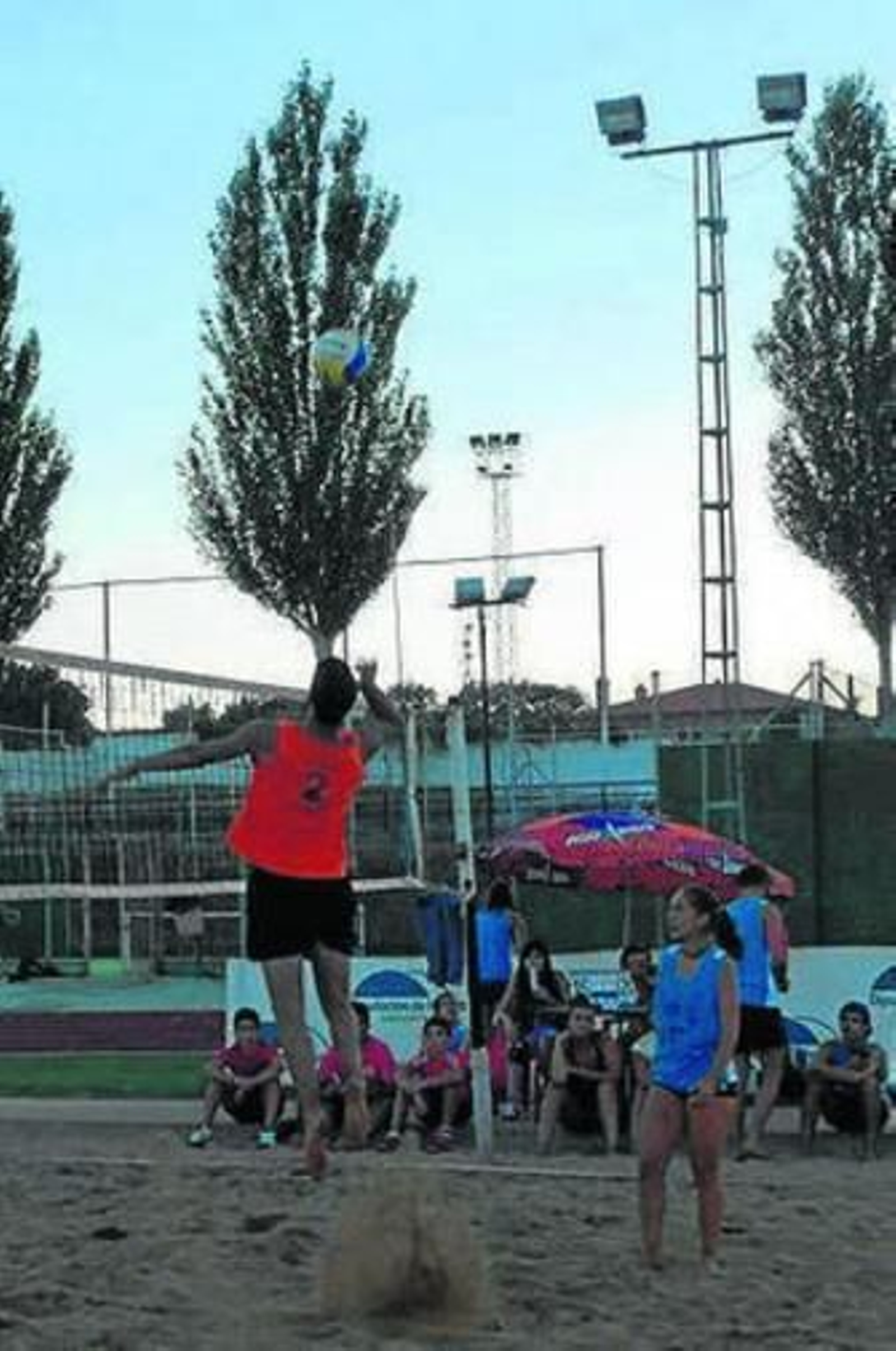 Un partido del torneo de voley playa.