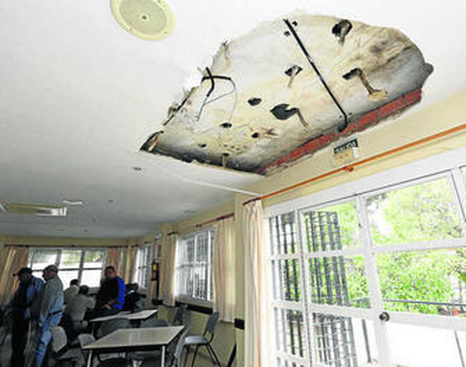 Imagen de parte del techo que se desprendió en la mañana de ayer.