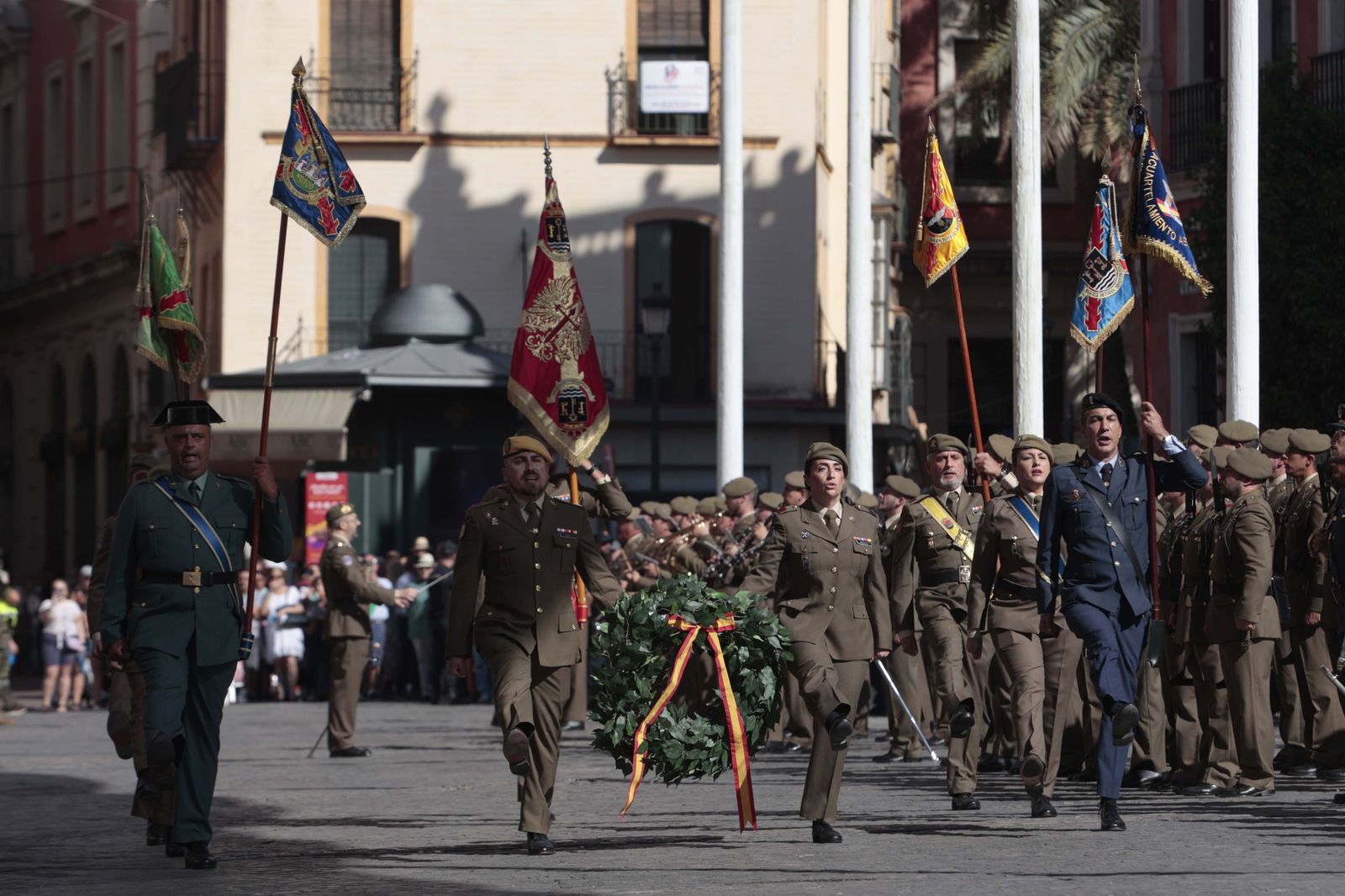 Las imágenes del acto de izado de la Bandera Nacional en la Plaza de San Francisco