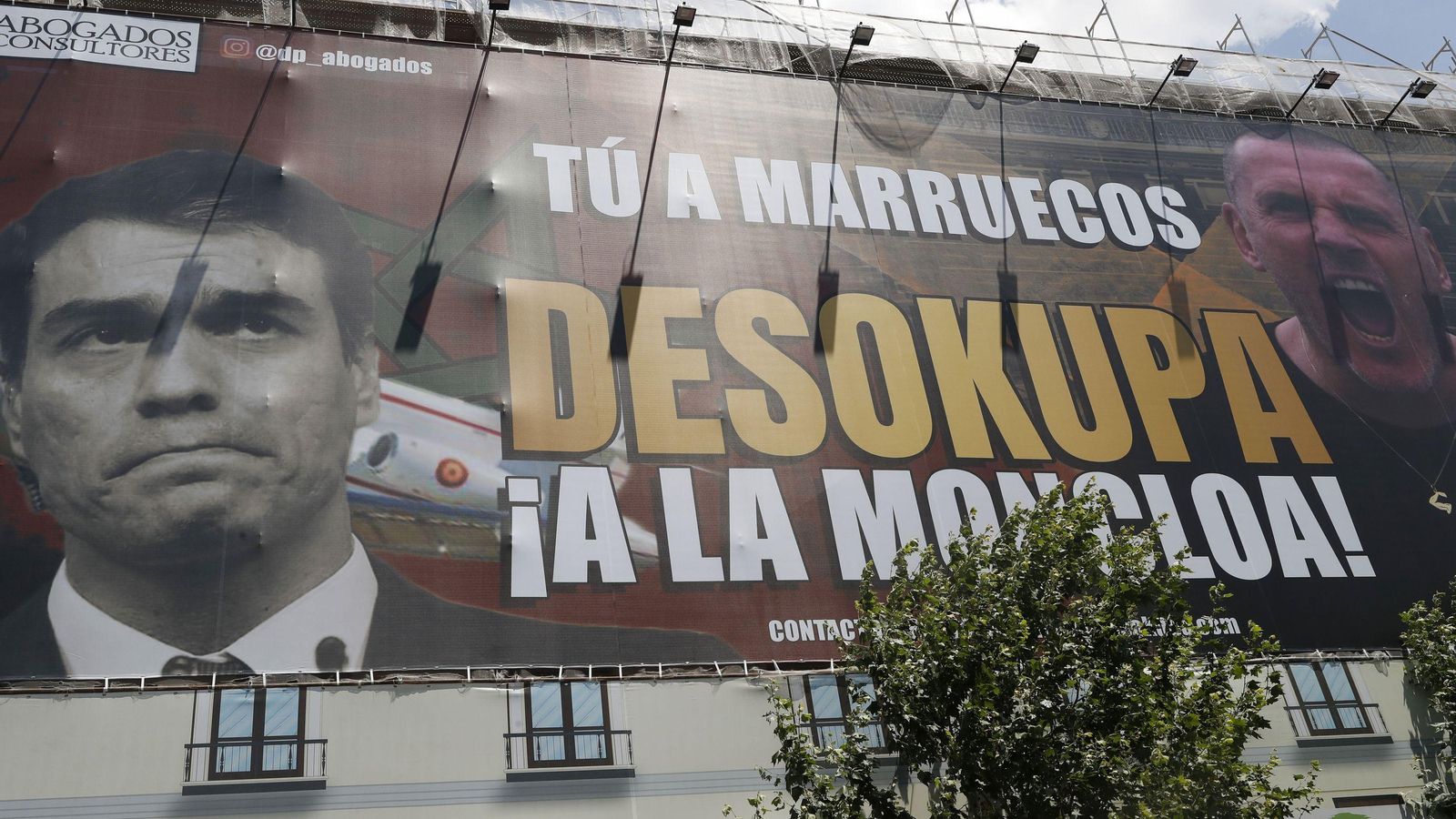 Desokupa despliega una lona en Madrid.
