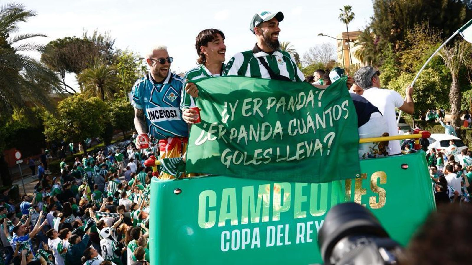 Borja Iglesias, con una pancarta: "¿Y er Panda? ¿Er Panda cuántos goles lleva?"