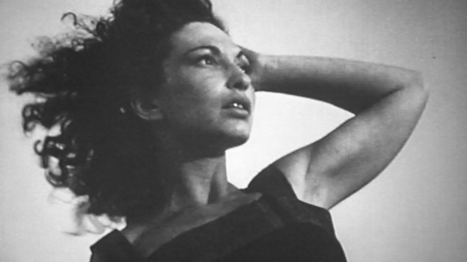 Una imagen de 'At land' (1944), el corto experimental de Maya Deren.