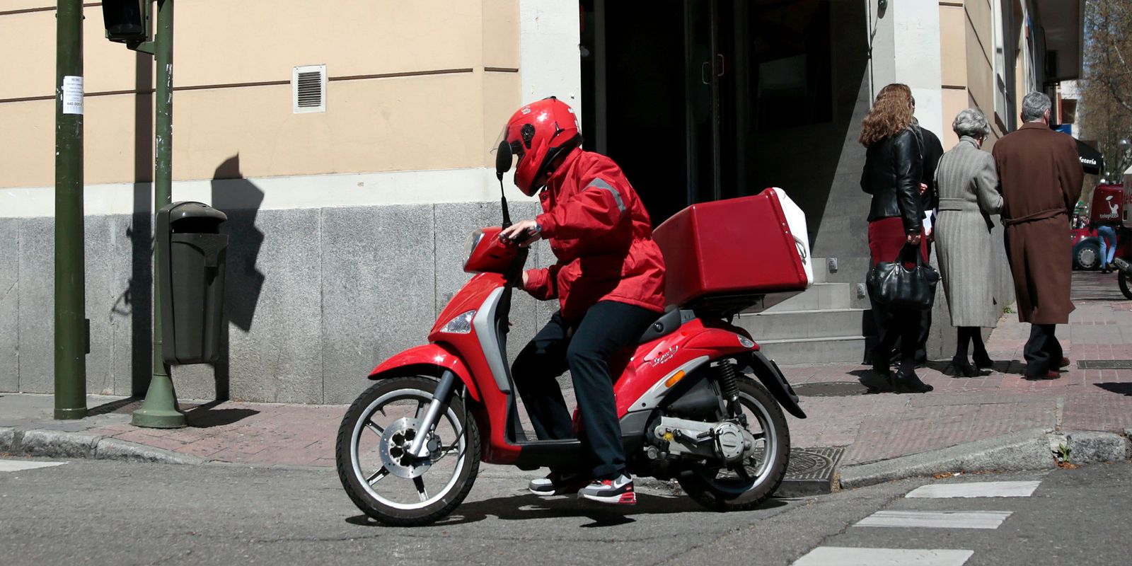Un repartidor realiza su labor en Almería.