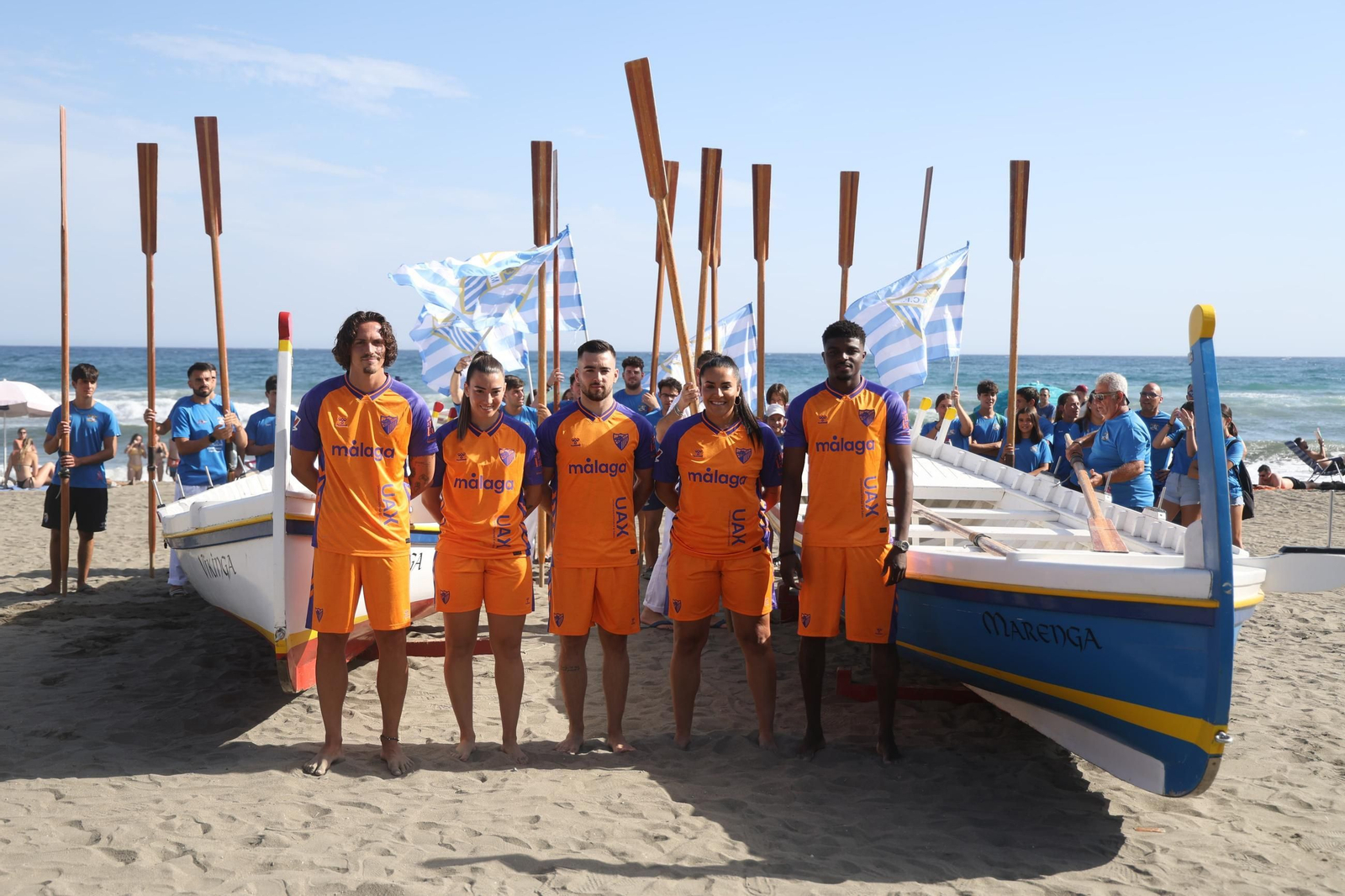Naranja, azul y el ojo fenicio: la tercera camiseta del Málaga CF 2025/26
