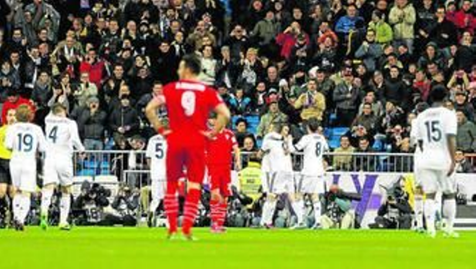 Los jugadores del Real Madrid celebran uno de los goles de Cristiano Ronaldo.