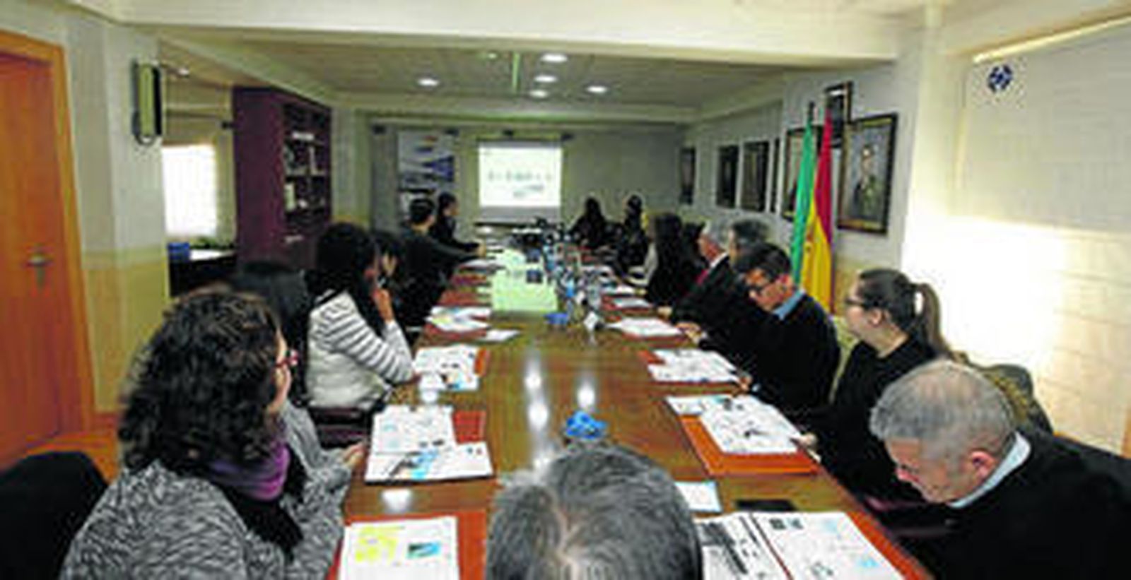 Agentes del transporte marítimo y por carretera se reunieron ayer en la sede de la Autoridad Portuaria de Almería.