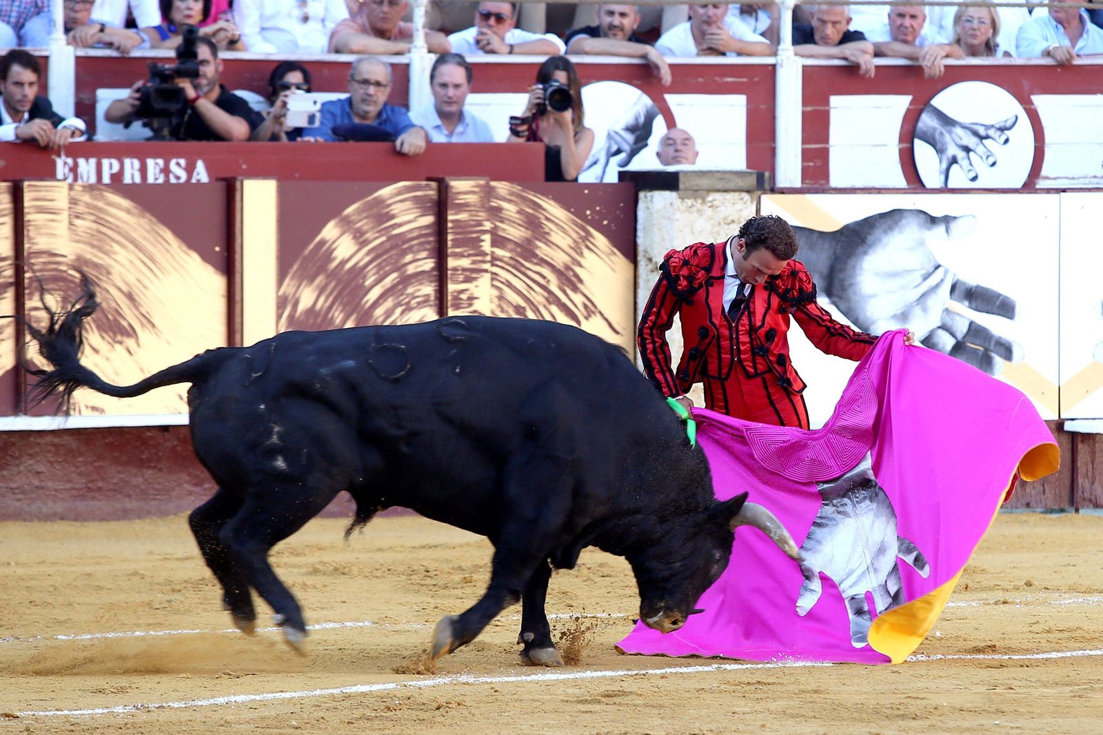 Miguel Ángel Perera, que se llevó el mejor lote, se reencontró con Málaga tras una seria tarde del extremeño.