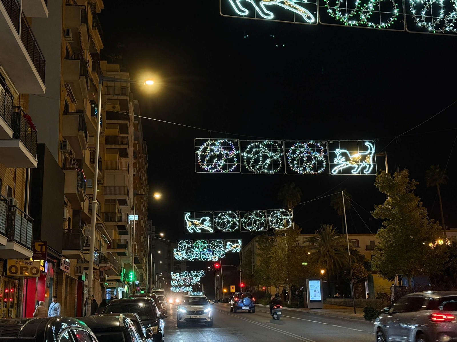 Imágenes de la ciudad de Huelva iluminada por las luces de Navidad