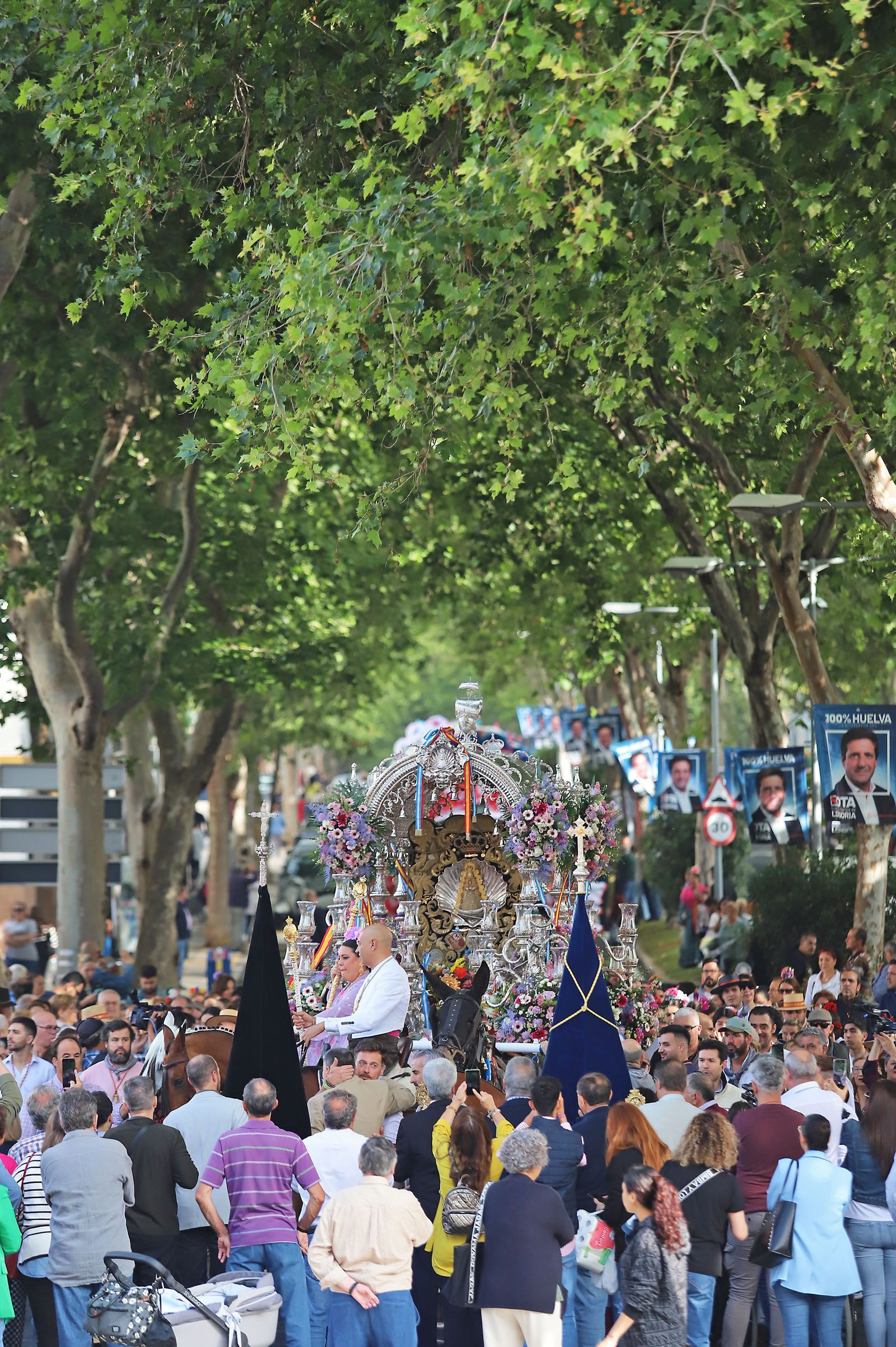 El Rocío 2023: Imágenes de la Hermandad de Emigrantes en su salida de Huelva