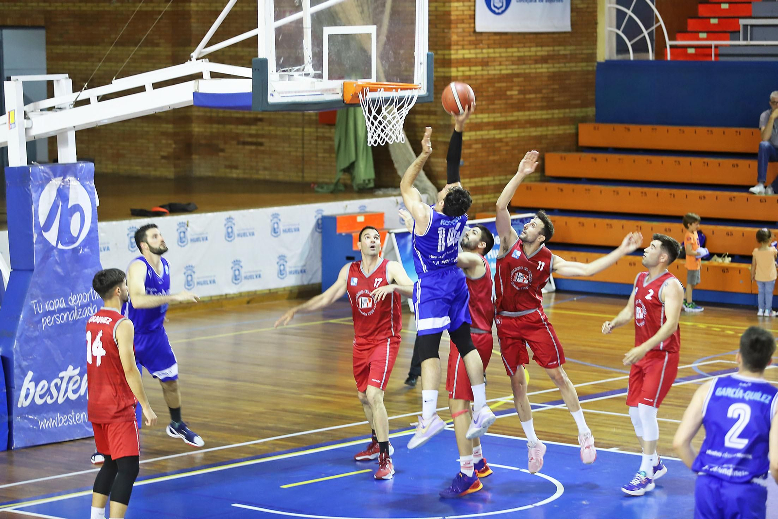 Imágenes del partido de baloncesto entre el Ciudad de Huelva y el Colegio El Pinar.