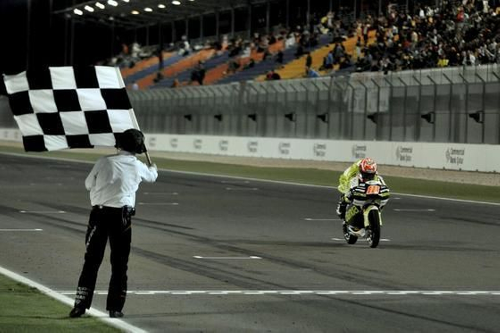 Nico Terol pasa primero por la meta del Gran Premio de Qatar de 125 cc.

Foto: Efe