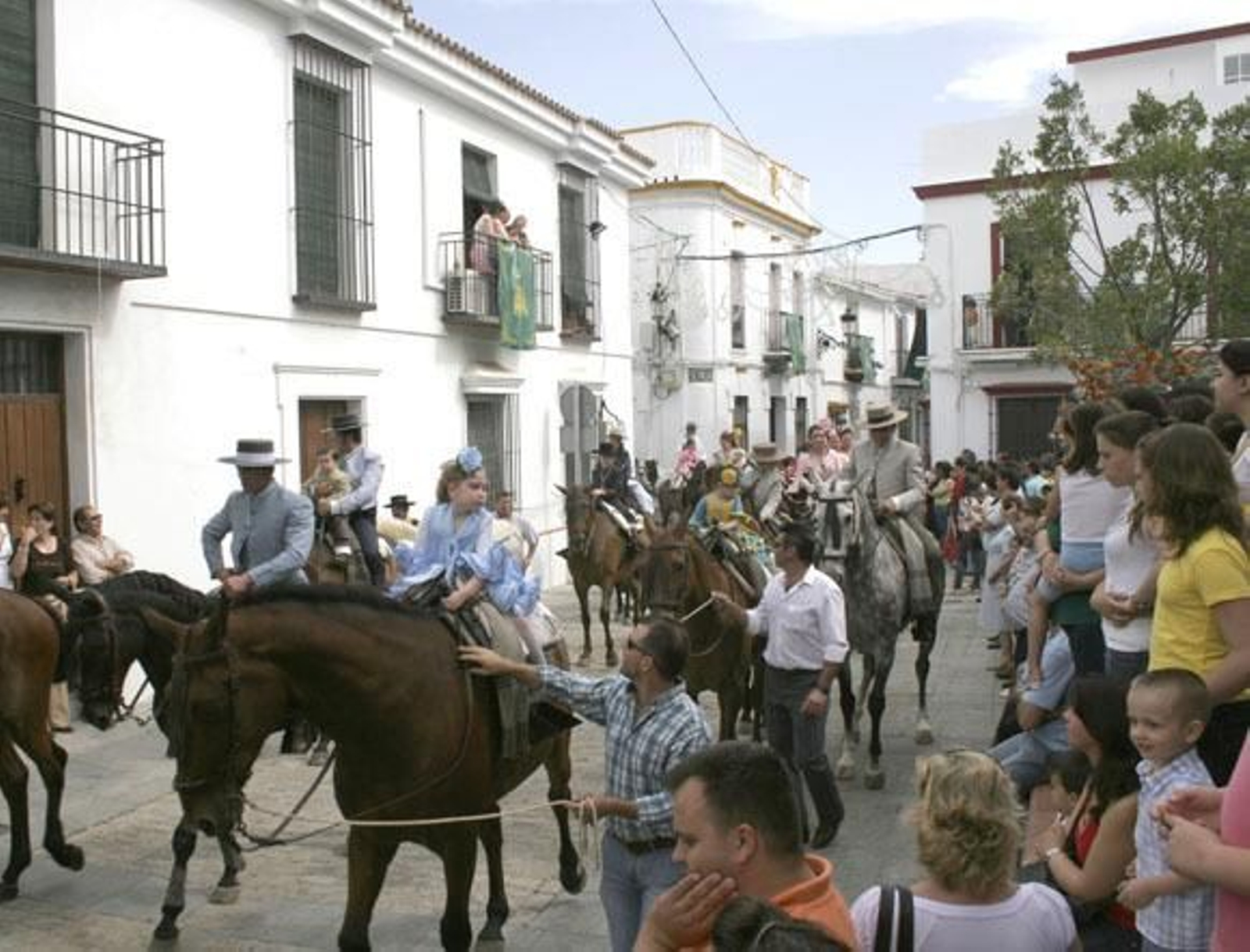 Almonte y otras 78 hermandades peregrinan ya por los caminos rocieros