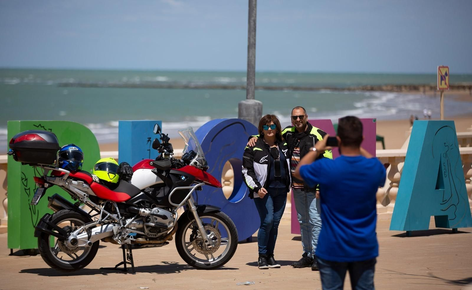 Varios moteros haciendo turismo por la provincia de Cádiz