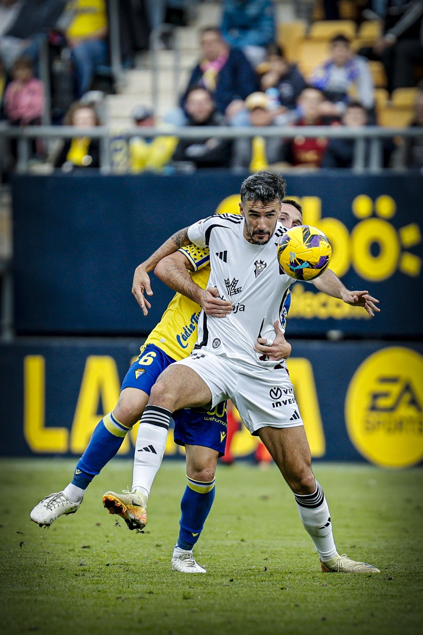 Búscate entre las fotos del partido de fútbol Cádiz CF - Albacete Balompié