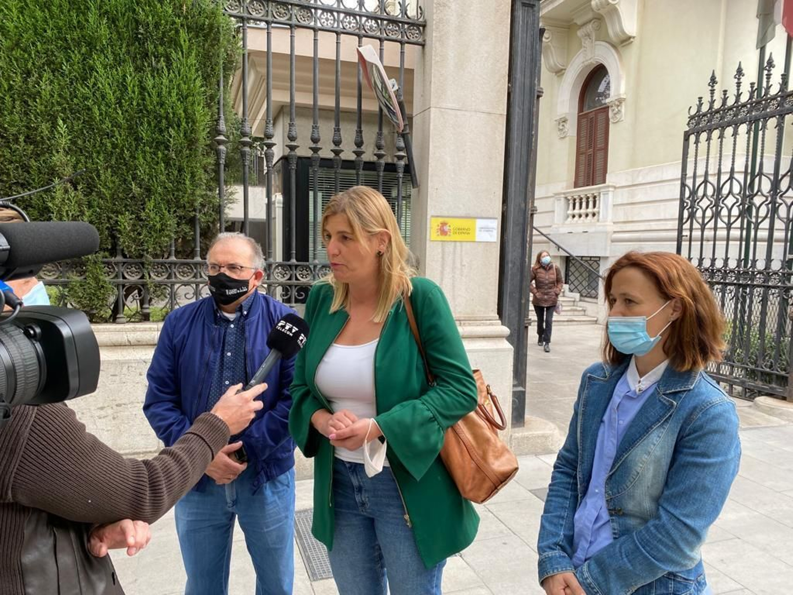 La portavoz del PP de La Zubia, Inmaculada Hernández, frente a la Subdelegación del Gobierno.