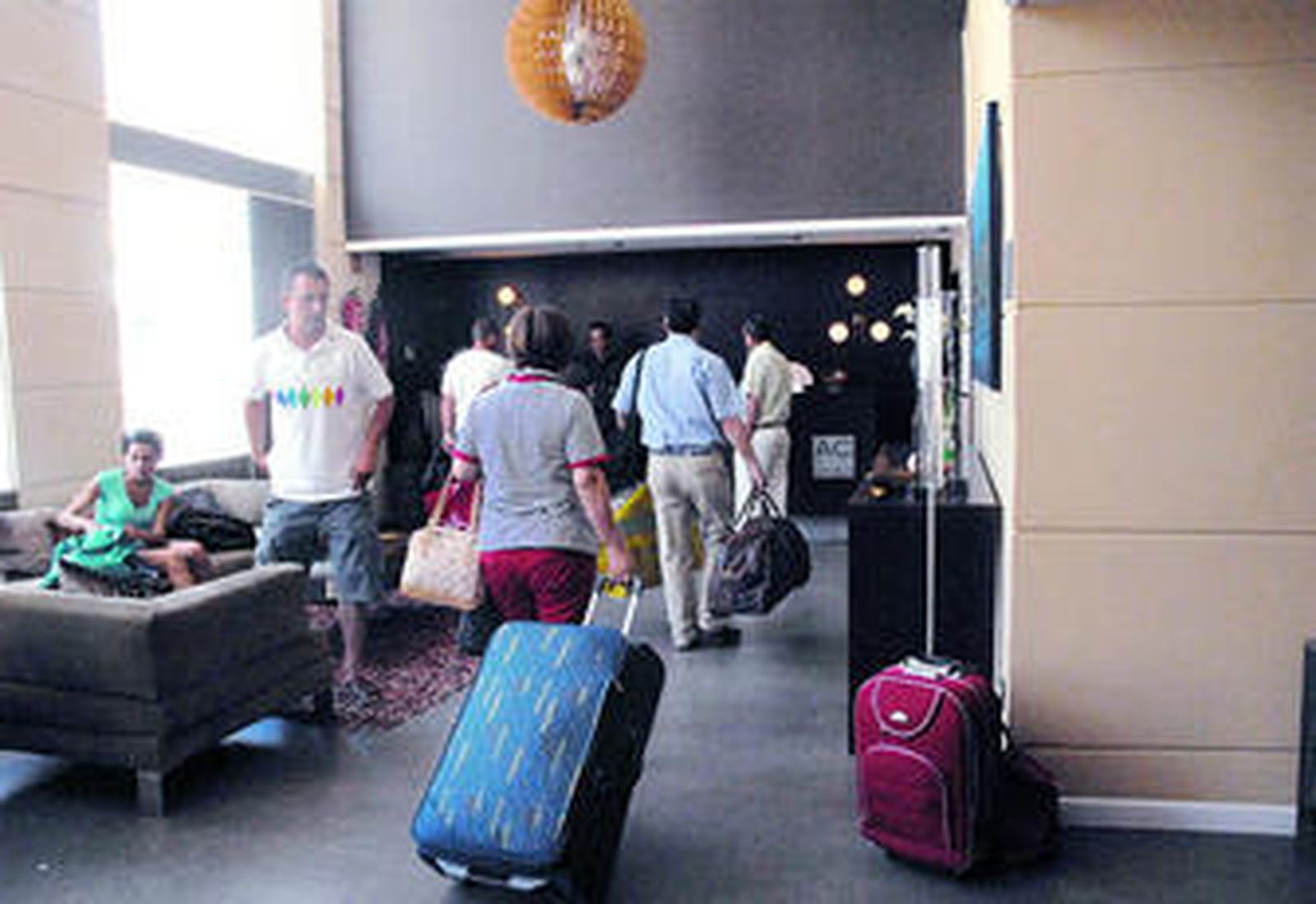 Usuarios del hotel AC Salymar, en la jornada de ayer.