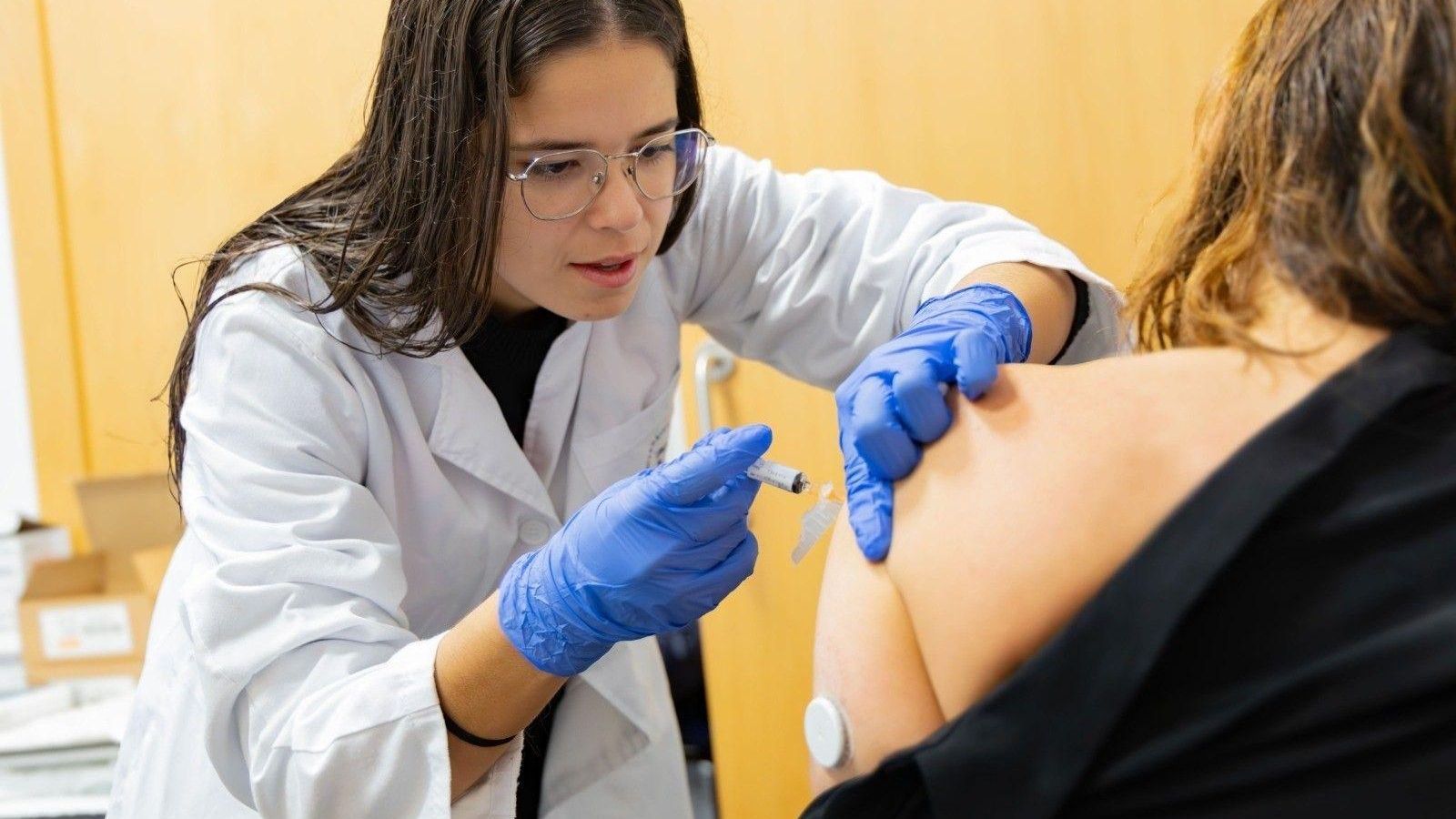 Una mujer recibe la vacuna contra la gripe en la presente campaña.