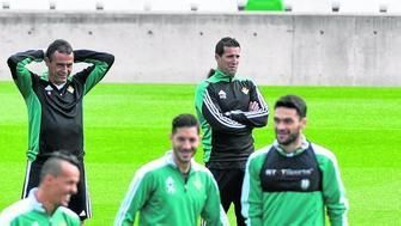 Juan Merino, junto a Alexis Trujillo, observa el entrenamiento de ayer del equipo bético.