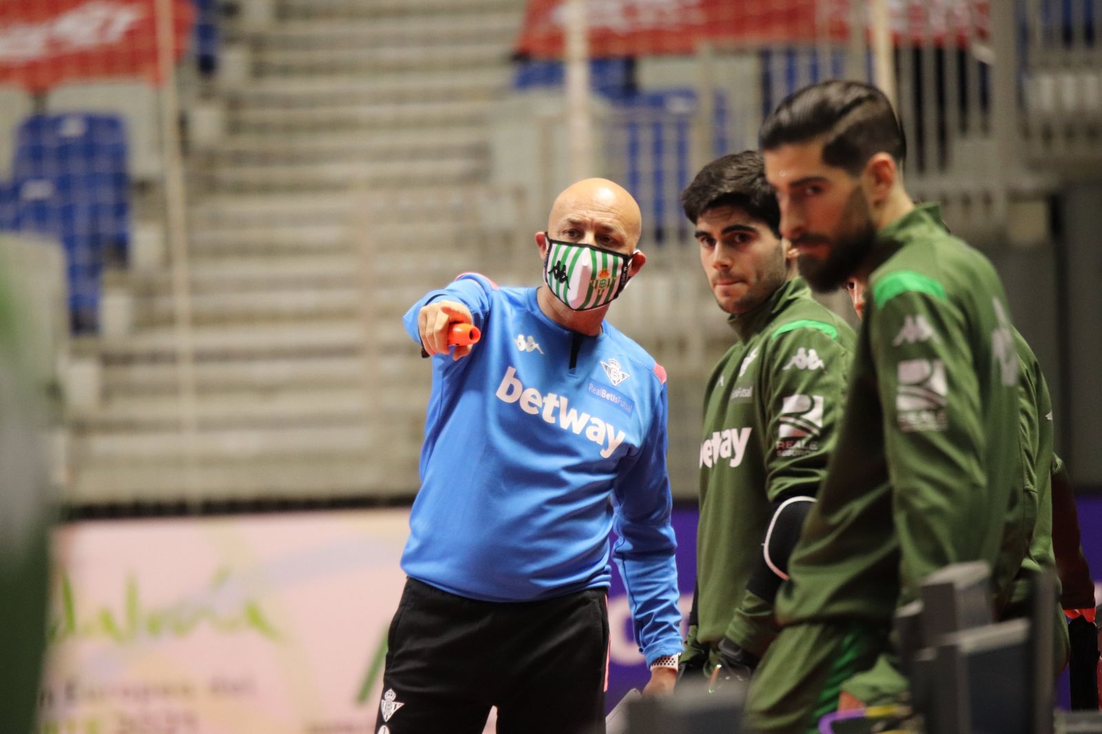 Junito Cupim da instrucciones, en el último entrenamiento en el Carpena.