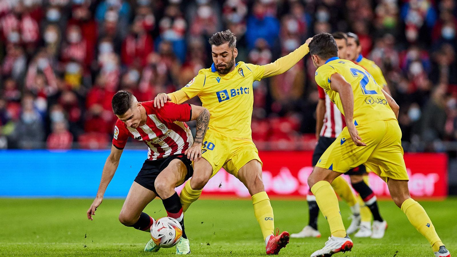 Perea presiona a un jugador del Athletic Club con la camiseta del Cádiz.