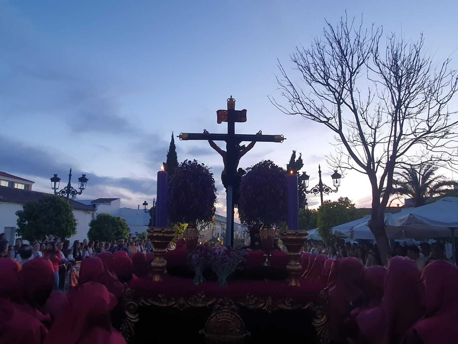 Martes Santo en Castro del Río: La procesión del Cristo de la Salud, en imágenes