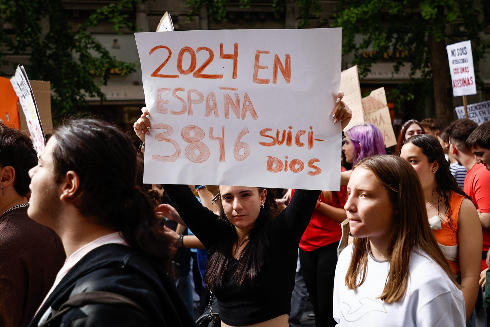 Unas 3.000 personas se manifiestan contra el acoso escolar en Granada: las imágenes